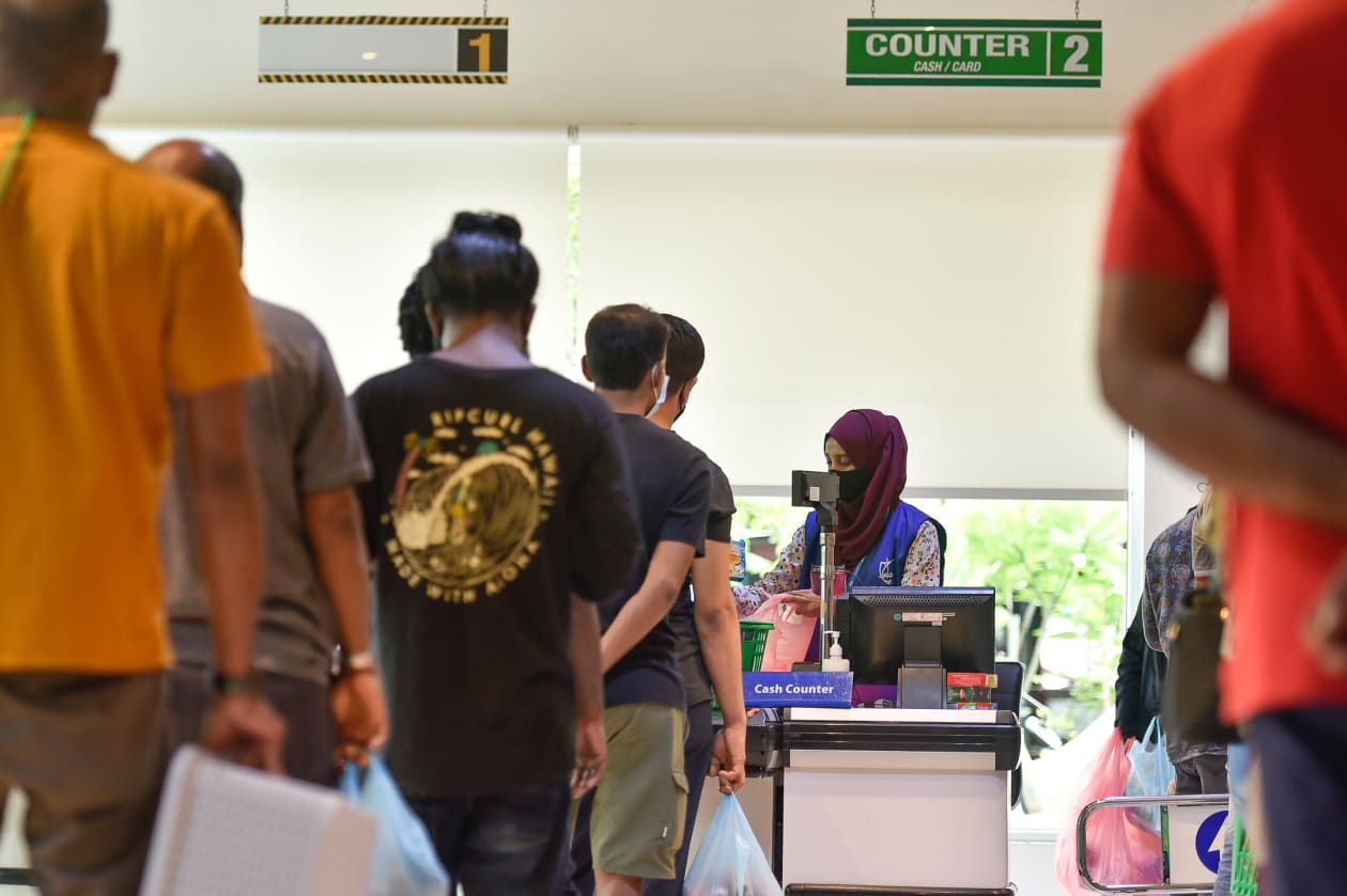 ކޮވިޑް 19ގެ ހާލަތު ގޯސްވުމާ ގުޅިގެން މާލެ ބަންދުކުރަން ނިންމުމުން ގިނަބަޔަކު ބާޒާރަށް ނިކުމެ...- ފޮޓޯ: ހުސައިން ވަހީދު / އަދަދު