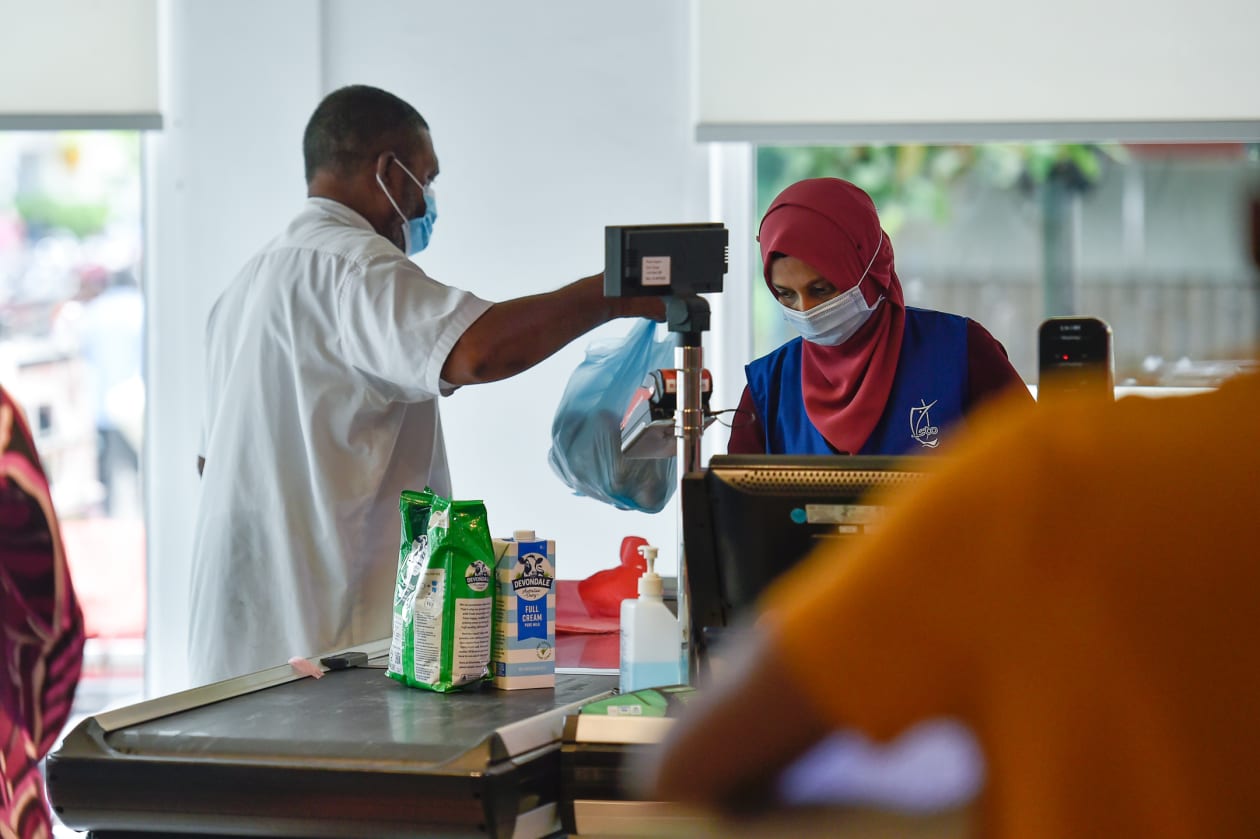 ކޮވިޑް 19ގެ ހާލަތު ގޯސްވުމާ ގުޅިގެން މާލެ ބަންދުކުރަން ނިންމުމުން ގިނަބަޔަކު ބާޒާރަށް ނިކުމެ...- ފޮޓޯ: ހުސައިން ވަހީދު / އަދަދު
