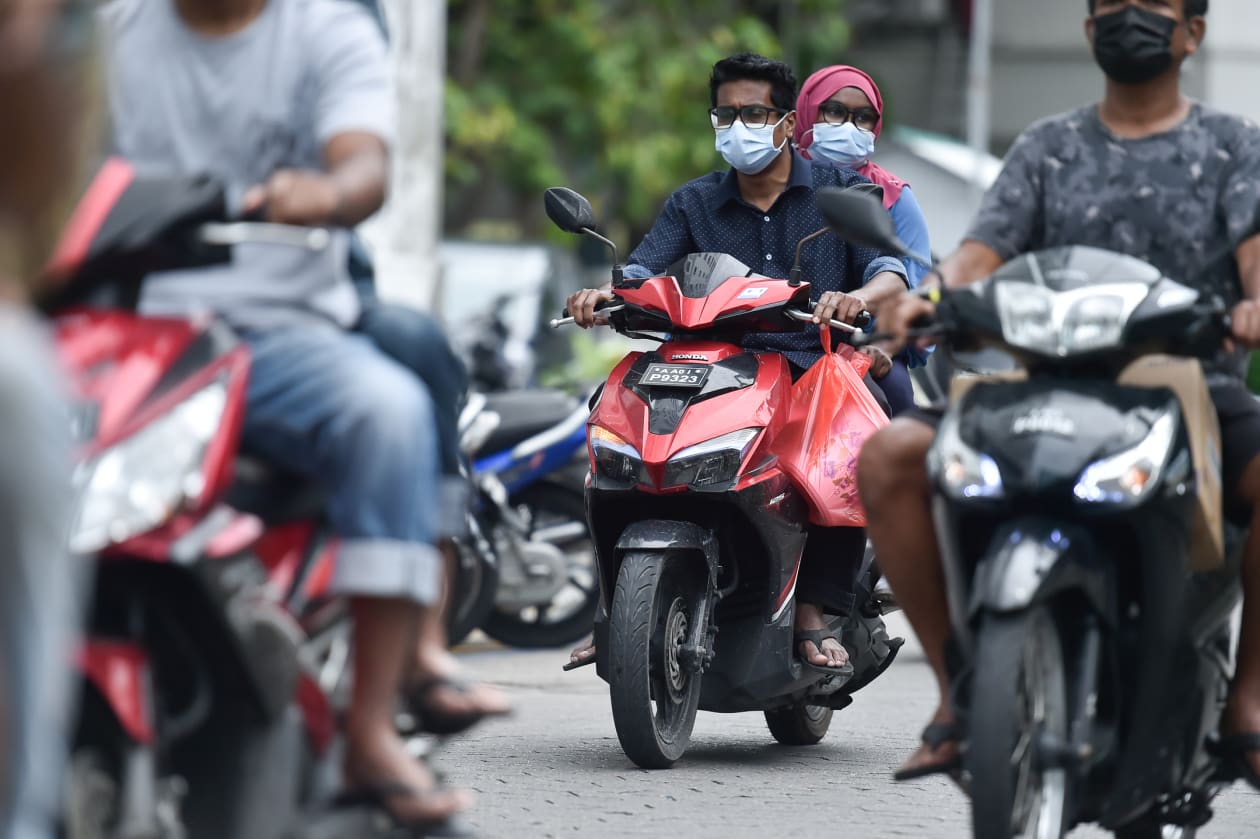 ކޮވިޑް 19ގެ ހާލަތު ގޯސްވުމާ ގުޅިގެން މާލެ ބަންދުކުރަން ނިންމުމުން ގިނަބަޔަކު ބާޒާރަށް ނިކުމެ...- ފޮޓޯ: ހުސައިން ވަހީދު / އަދަދު