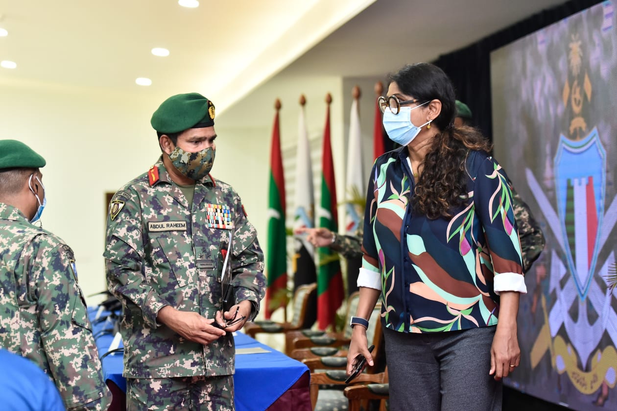 މެއި 6، 2021 - ހަމަލާއަށްފަހު ފުލުހުންނާއި ސިފައިން ވަނީ ފުލުފުލުގައި ނޫސްވެރިންގެ ބައްދަލުވުންތަށް ބާއްވާ މައުލޫމާތު ދީފައެވެ. ރައީސް ނަޝީދުގެ ސެކިއުރިޓީގައި ހުރި ދޯހަޅިކަމާއި، ލިބެމުންދިޔަ އިންޒާރުތަކަށް ފާރަނުލީ ކީއްވެގެންތޯ ނޫސްވެރިން ކުރި ސުވާލުތަކަށް ޖަވާބުދޭން އެމީހުންނަށް އުނދަގޫވިއެވެ.  --- ފޮޓޯ؛ އަދަދު
