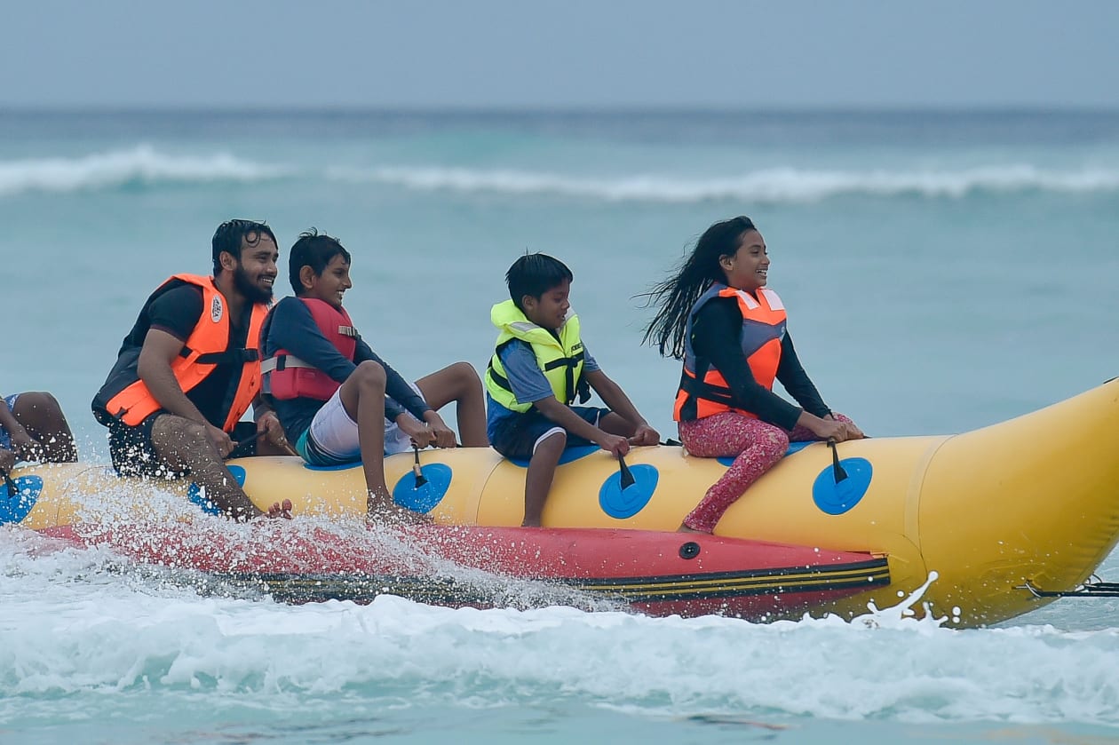 ކާފިއު ވަގުތުގެ ކުރިން ކުޑަ އީދު ފާހަގަކޮށްލުމަށްޓަކައި ހުޅުމާލެ މޫދުގައި ކުދިންތަކެއް ބަނާނާ ދުއްވަނީ: ފޮޓޯ: ހުސައިން ވަހީދު / އަދަދު