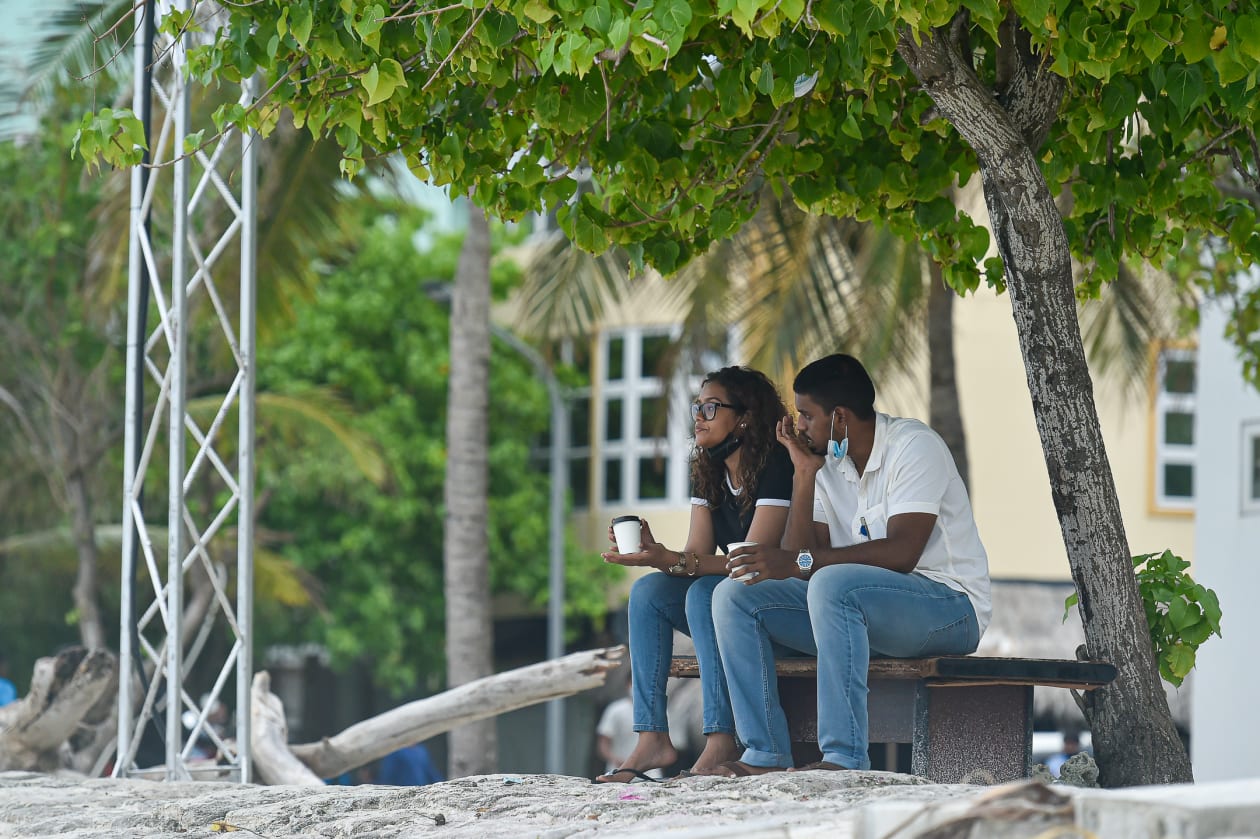 ކާފިއު ވަގުތުގެ ކުރިން ކުޑަ އީދު ފާހަގަކޮށްލުމަށްޓަކައި ހުޅުމާލެ ބީޗުގައި ބަޔަކު ކޮފީއެއް ބޯލަން މަޑުކޮށްލައިގެން: ފޮޓޯ: ހުސައިން ވަހީދު / އަދަދު