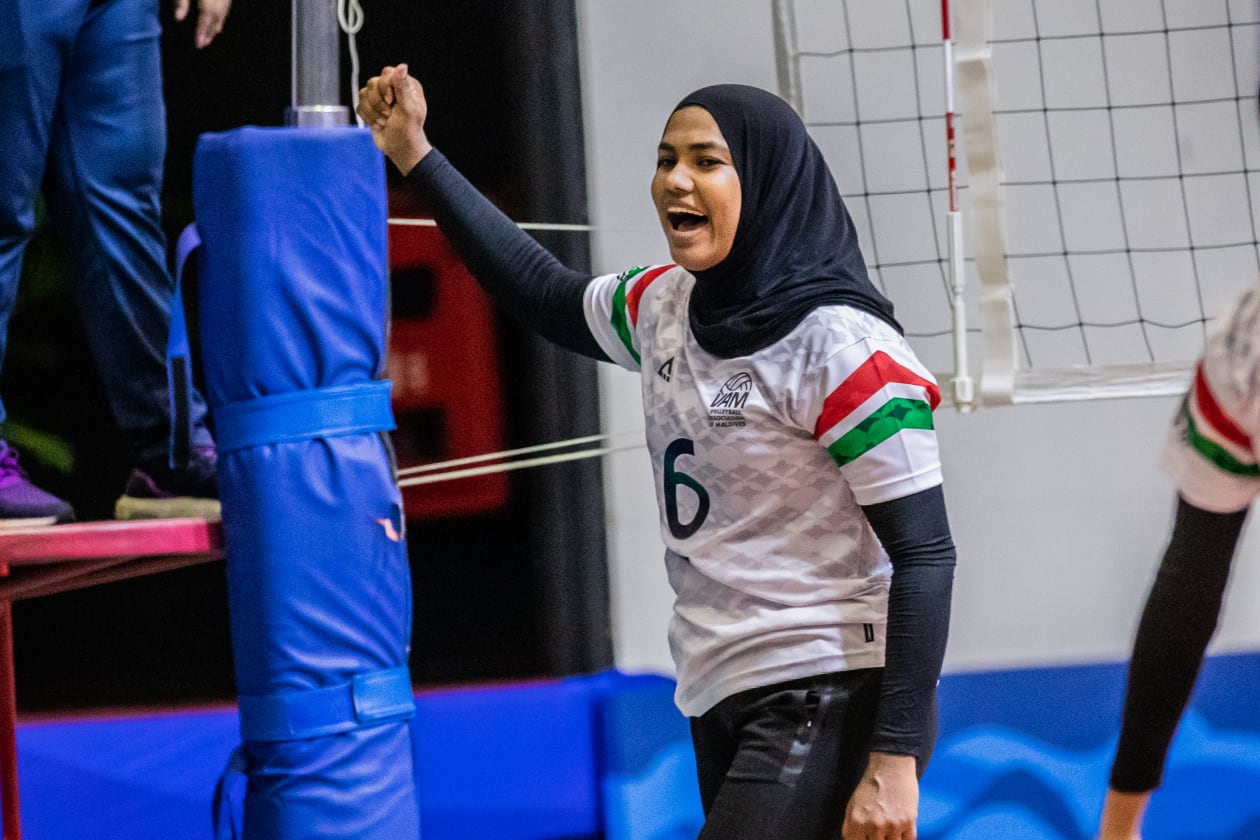 މާލެ (ފެބްރުއަރީ 25) - މާލޭގައި މި މަހު 23-27 އަށް ކުރިއަށްދާ ފޯ ނޭޝަންސް ކަޕް ވޮލީބޯޅަ މުބާރާތުގައި ރާއްޖޭގެ އަންހެން އަދި ފިިރިހެން ގައުމީ ޓީމަށް ހިތްވަރު ދިނުމުގެ ގޮތުން މި ދުވަސްވަރު ވޮލީބޯޅައިގެ ފޯރިވަނީ ގަދަވެފައި: ފޯ ނޭޝަންސް ކަޕްގައި ރާއްޖެއާ ވާދަކުރަނީ ސިންގަޕޫރާއި މެލޭޝިއާ އަދި އަފްގާނިސްތާނުން: މިއީ 2017 ވަނަ އަހަރަށް ފަހު ރާއްޖޭގައި އިންޑޯ ވޮލީބޯޅައިގެ ބައިނަލްއަގުވާމީ މުބާރާތެއް ބާއްވާ ފުރަތަމަ ފަހަރު: ގައުމީ އަންހެން ވޮލީ ޓީމުގެ ކެޕްޓަން ހައްވަ، ރާއްޖޭން ސިންގަޕޫރާ ދެކޮޅަށް ކުޅުނު މެޗުގެ ތެރެއިން.-- ފޮޓޯ: މުހައްމަދު ޝާބިން/ އަދަދު 