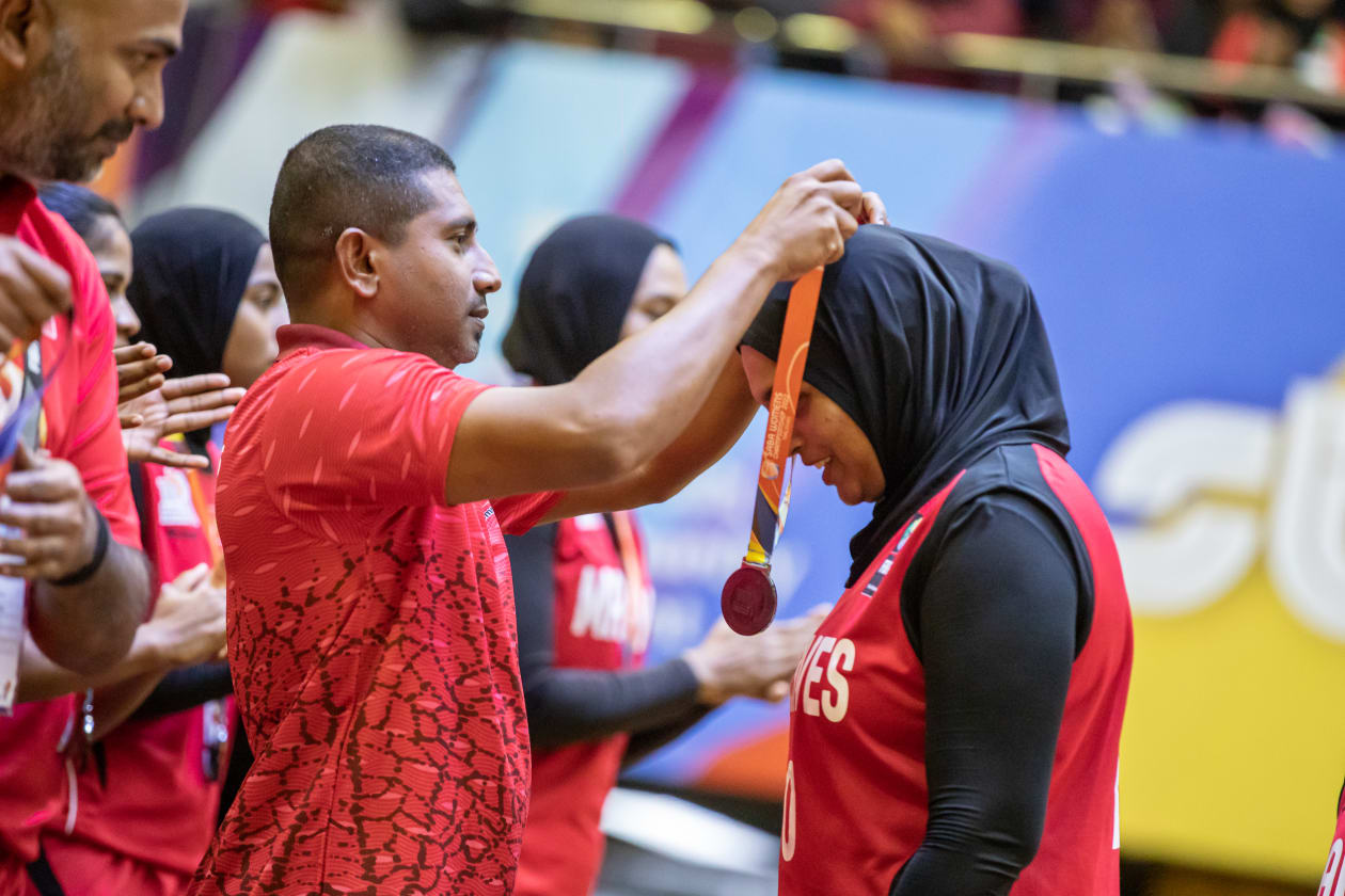 ސެޕްޓެމްބަރ 30، 2022 - މާލޭގައި މި މަހު 25-29 އަށް ކުރިއަށްދިޔަ ދެކުނު އޭޝިއާގެ އަންހެން އެންމެ ބޮޑު ބާސްކެޓްބޯޅަ މުބާރާތް، ސާބާ ވިމެންސް ޗެމްޕިއަންޝިޕްގައި މި ފަހަރު ވެސް ރާއްޖެ އަށް ލިބިފައިވަނީ ލޯ މެޑަލް: ކުރިން ފަަހަރެކޭ އެއްގޮތަށް މި އަހަރު ވެސް ރަން މެޑަލް ސްރީ ލަންކާ އިން ހޯދިއިރު، ރިހި ލިބުނީ ނޭޕާލަށް: ރާއްޖެ އާއި ބޫޓާން ކުޅުނު މެޗުގެ ތެރެއިން.-- ފޮޓޯ: އަބްދުﷲ އިޔާން/ އަދަދު 