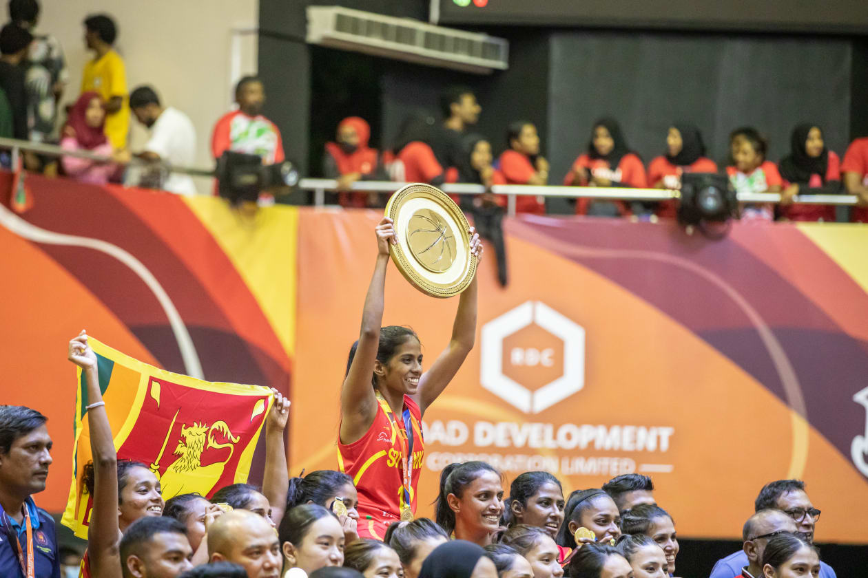 ސެޕްޓެމްބަރ 30، 2022 - މާލޭގައި މި މަހު 25-29 އަށް ކުރިއަށްދިޔަ ދެކުނު އޭޝިއާގެ އަންހެން އެންމެ ބޮޑު ބާސްކެޓްބޯޅަ މުބާރާތް، ސާބާ ވިމެންސް ޗެމްޕިއަންޝިޕްގައި މި ފަހަރު ވެސް ރާއްޖެ އަށް ލިބިފައިވަނީ ލޯ މެޑަލް: ކުރިން ފަަހަރެކޭ އެއްގޮތަށް މި އަހަރު ވެސް ރަން މެޑަލް ސްރީ ލަންކާ އިން ހޯދިއިރު، ރިހި ލިބުނީ ނޭޕާލަށް: ރާއްޖެ އާއި ބޫޓާން ކުޅުނު މެޗުގެ ތެރެއިން.-- ފޮޓޯ: އަބްދުﷲ އިޔާން/ އަދަދު 