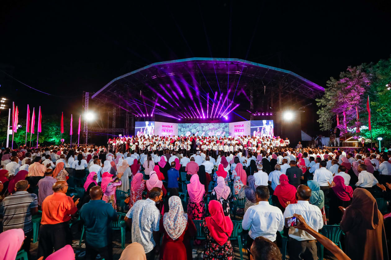 އޯގަސްޓް 19، 2022 - އަންނަ އަހަރުގެ ރިޔާސީ އިންތިހާބުގައި ޕްރޮގްރެސިވް ޕާޓީ އޮފް މޯލްޑިވްސްގެ ފަރާތުން ވާދަ ކުރައްވާ ކެންޑިޑޭޓު ކުރީގެ ރައީސް އަބްދުﷲ ޔާމީން އަބްދުލްގައްޔޫމަށް ރިޔާސީ ޓިކެޓް ހަވާލުކުރުމުގެ ރަސްމިއްޔާތު. ޓިކެޓް ހަވާލުކޮށް ދިނުމުގައި ރާއްޖޭގެ ކޮންމެ ރަށެއް ތަމްސީލުވާ ގޮތަށް މީހަކު ބައިވެރިވި. -- ފޮޓޯ: އަބްދުﷲ އިޔާން/ އަދަދު