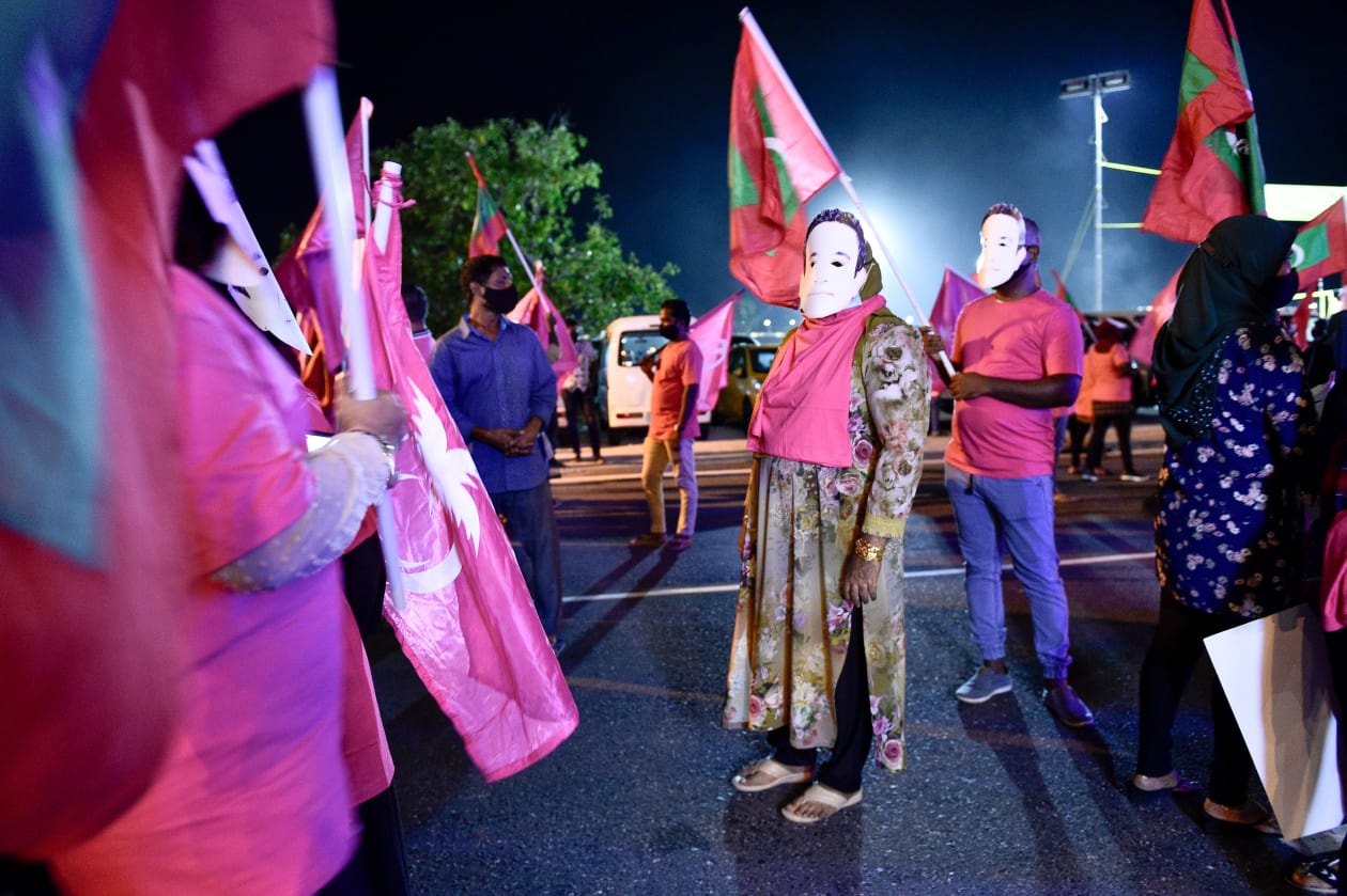ކުރީގެ ރައީސް އަބްދުالله ޔާމީން ޖަލު ބަންދުގައި ހުންނަވާތާ 500 ދުވަސް ވުމާގުޅިގެން އިދިކޮޅު އިއްތިހާދުން ޕީޕީއެމް އޮފީސް ކުރިމަތީގައި ކުރި މުޒާހަރާގެ ތެރެއިން.--ފޮޓޯ: ހުސައިން ވަހީދު / އަދަދު