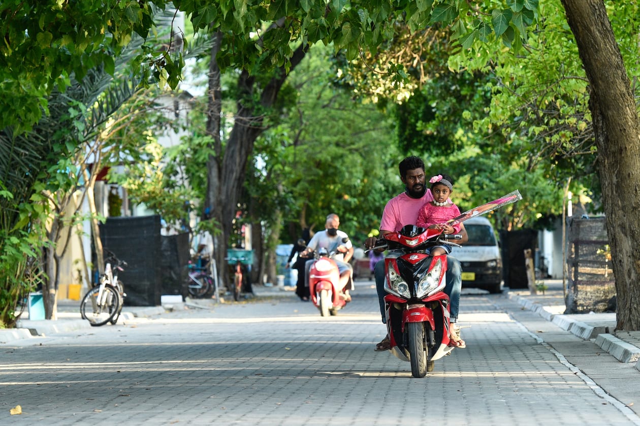 ވިލިމާލޭ ބީޗު ސަރަހައްދަށް ކުޑަކުއްޖެއް ގޮވައިގެން މީހަކު މަޑިއަރުވަން ދަނީ.