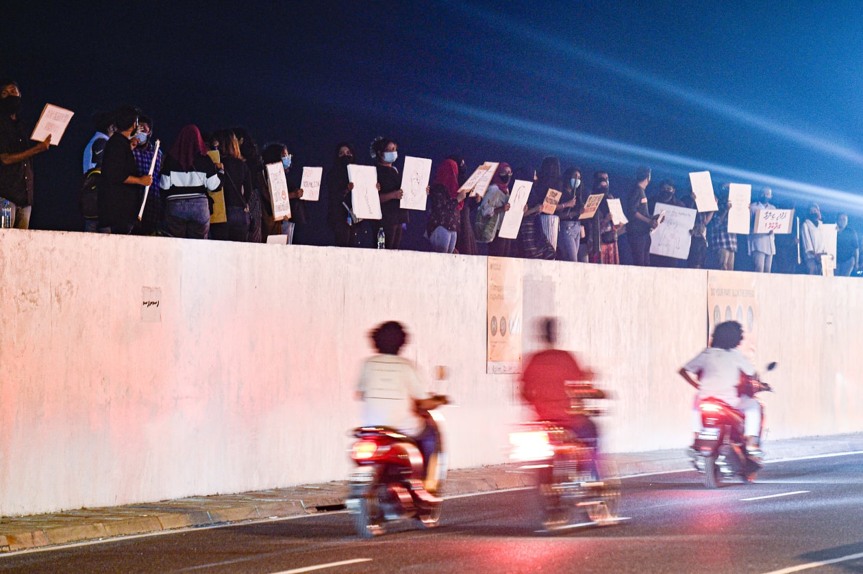 ރޭޕް އާއި ޖިންސީ އަނިޔާއާއި ދެކޮޅަށް އުސްފަސްގަނޑު ސަރަހައްދުގައި އާންމުން އެއްވެ ކުރި މުޒާހަރާގެ ތެރެއިން: ހުސައިން ވަހީދު / އަދަދު