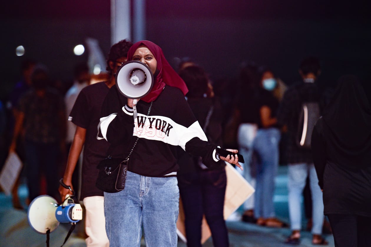 ރޭޕް އާއި ޖިންސީ އަނިޔާއާއި ދެކޮޅަށް އުސްފަސްގަނޑު ސަރަހައްދުގައި އާންމުން އެއްވެ ކުރި މުޒާހަރާގެ ތެރެއިން: ހުސައިން ވަހީދު / އަދަދު