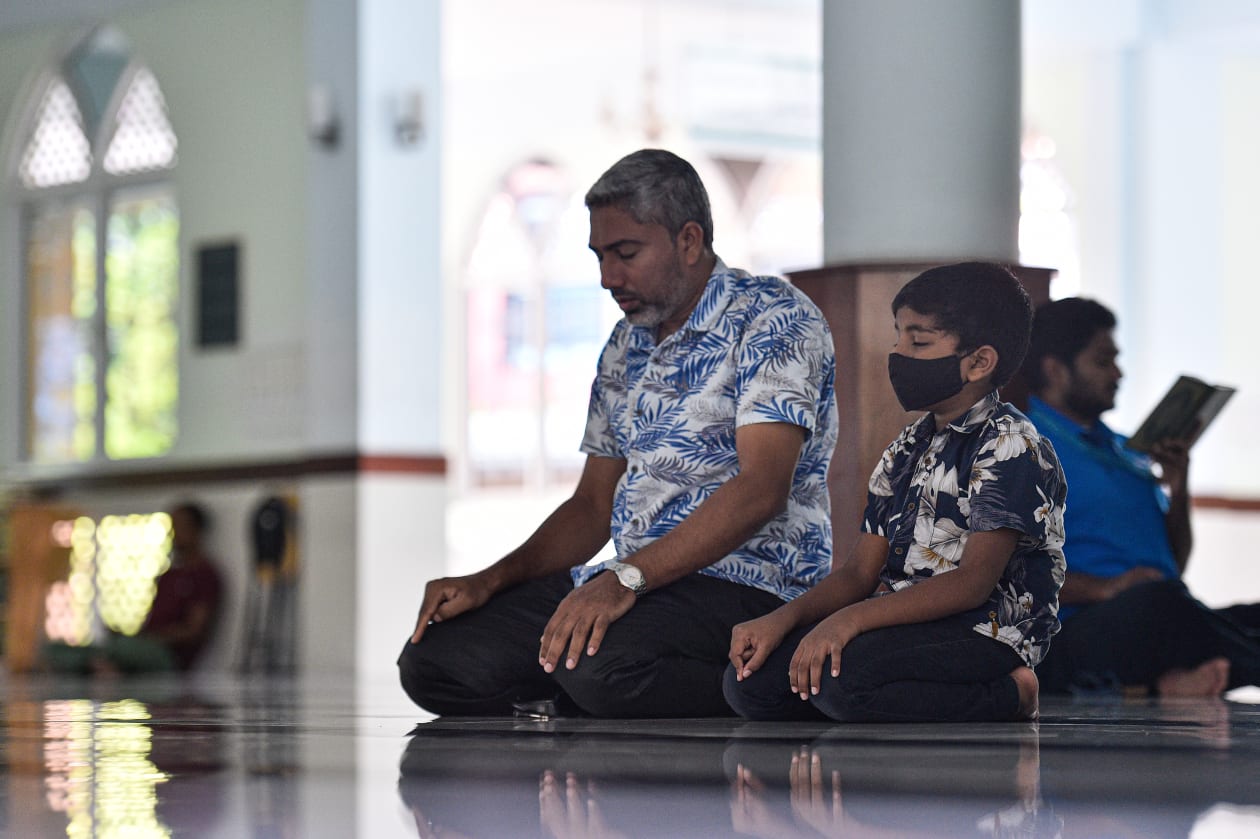 ފުރުގާން މިސްކިތުގައި ކުޑަކުއްޖަކާއެކު މީހަކު ނަމާދުކުރަނީ- ފޮޓޯ: ހުސައިން ވަހީދު / އަދަދު