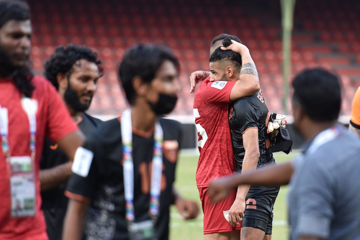 އޭއެފްސީ ކަޕްގެ ކޮލިފައިން ފުރަތަމަ ބުރުގައި މިއަދު ހަވީރު ކްލަބް އީގަލްސް އާއި ބޫޓާންގެ ތިމްޕޫ ސިޓީއާ ބައްދަލުކުރި މެޗުގެ ތެރެއިން. 2-0 އިން މޮޅުވެ, ކްލަބް އީގަލްސް ވަނީ ކޮލިފައިންގެ ދެ ވަނަ ބުރުން ފުރުސަތު ހޯދާފައި.-ފޮޓޯ: ހުސައިން ވަހީދު/އަދަދު