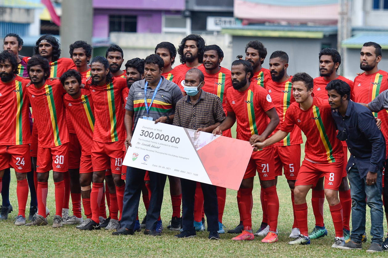 މީގެ ދެ އަހަރު ކުރިން ދެ ކިޑްނީ ފެއިލްވެ, އެހީއަށް އެދެމުންދާ ކުޅިވަރު ނޫސްވެރިޔާ ސާއިދު އަހުމަދަށް ދިވެހި ކުޅިވަރު އާއިލާއިން އެހީވުން. ފުޓުބޯޅަ އެސޯސިއޭޝަނާއި ކުލަބުތަކުން މިއަދު ވަނީ ސާއިދުގެ ފަރުވާއަށް ތިން ލައްކަ ރުފިޔާ ހަދިޔާ ކޮށްފައި...-ފޮޓޯ: ހުސައިން ވަހީދު / އަދަދު