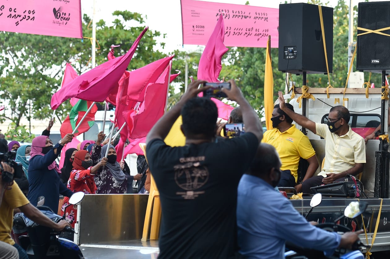 ޕީޕީއެމް އޮފީސް ކުރިމަތީގައި ބޭއްވި އެޕާޓީގެ ލޯކަލް ކައުންސިލް ކެމްޕޭން ނިންމާ ޖަލްސާ ކުރިއަށް ދަނިކޮށް އެމްޑީޕީގެ ރައީސް މުހައްމަދު ނަޝީދު އަދި އެމްޑީޕީގެ މާލެސިޓީ މޭޔަރު ކެނޑިޑޭޓު އަނަސް ކެމްޕޭނު ޕިކަޕުބުރެއްގައި އެޖަލްސާއޮތް ސަރަހައްދުން ދުއްވާފައި ދަނީ
