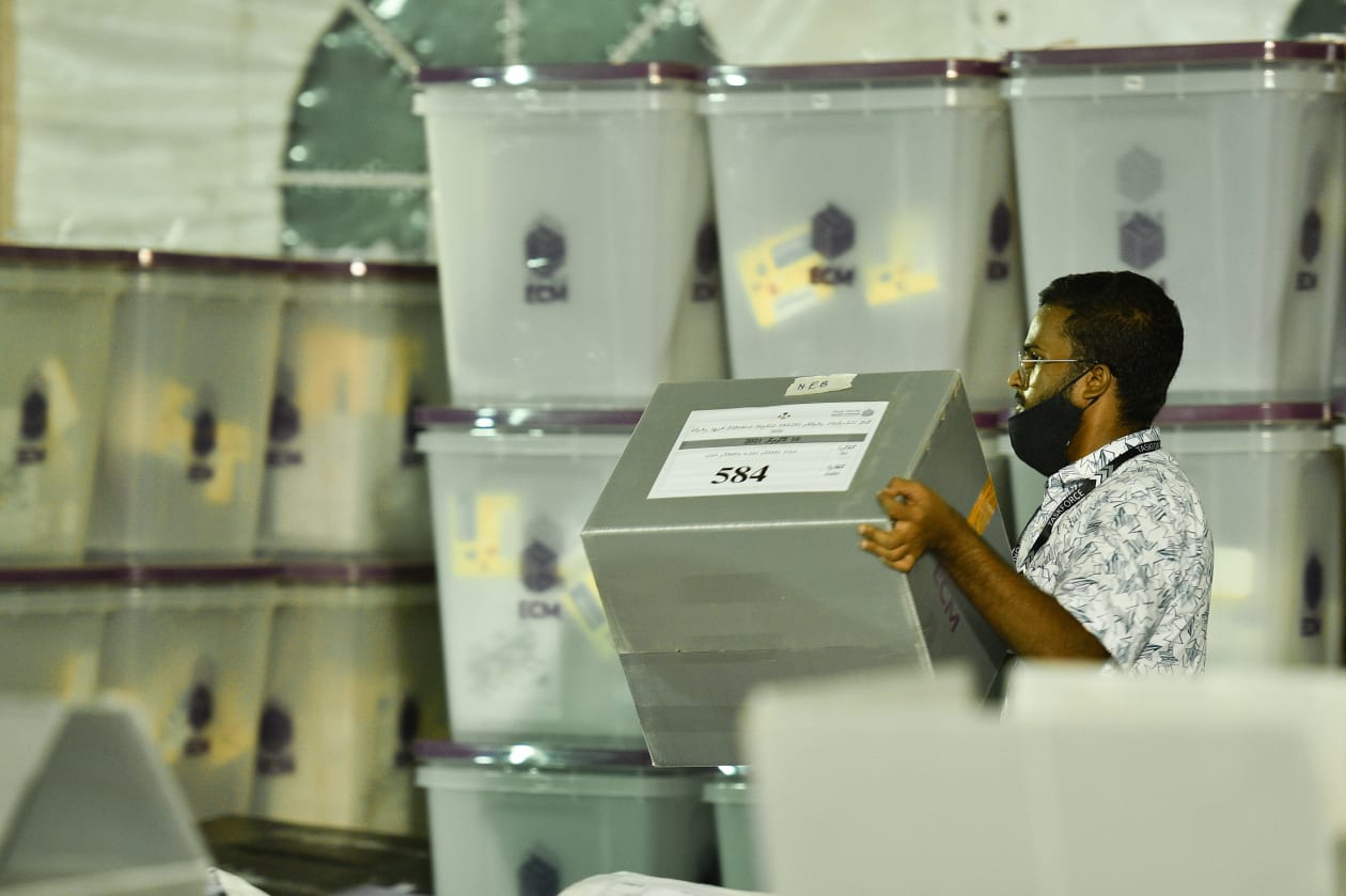 މާދަމާ ހެނދުނު 7 ޖަހާއިރު ފެށުމަށް ހަމަޖެހިފައިވާ ލޯކަލް ކައުންސިލް އިންތިހާބާއި އަންހެނުންގެ ތަރައްގީއަށް މަސައްކަތްކުރާ ކޮމިޓީގެ އިންތިހާބުގެ އެންމެ ފަހުގެ ތައްޔާރީތަކުގައި އިލެކްޝަންސް ކޮމިޝަންގެ އޮފިޝަލުން އަންނަނީ ބުރަ މަސައްކަތްތަކެއް ކުރަމުން. ފޮޓޯ: ހުސައިން ވަހީދު/އަދަދު