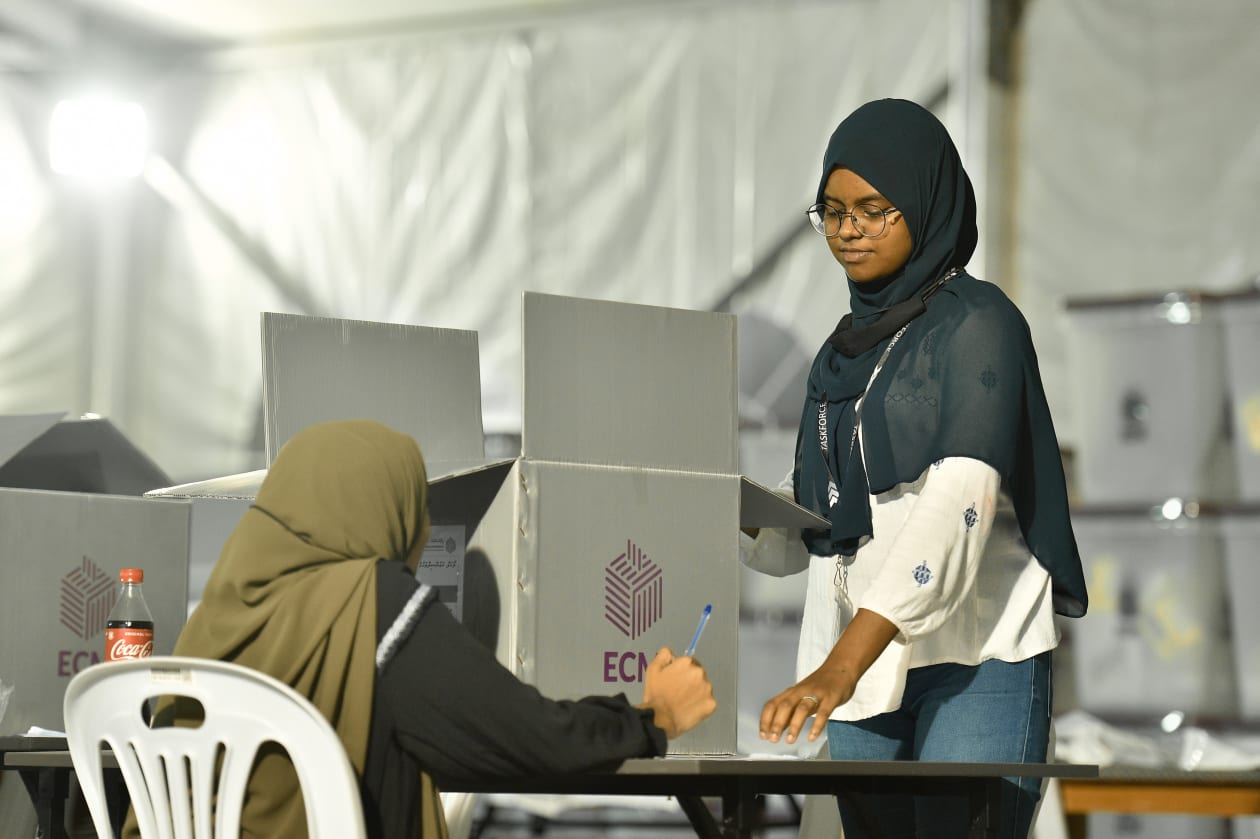 މާދަމާ ހެނދުނު 7 ޖަހާއިރު ފެށުމަށް ހަމަޖެހިފައިވާ ލޯކަލް ކައުންސިލް އިންތިހާބާއި އަންހެނުންގެ ތަރައްގީއަށް މަސައްކަތްކުރާ ކޮމިޓީގެ އިންތިހާބުގެ އެންމެ ފަހުގެ ތައްޔާރީތަކުގައި އިލެކްޝަންސް ކޮމިޝަންގެ އޮފިޝަލުން އަންނަނީ ބުރަ މަސައްކަތްތަކެއް ކުރަމުން. ފޮޓޯ: ހުސައިން ވަހީދު/އަދަދު