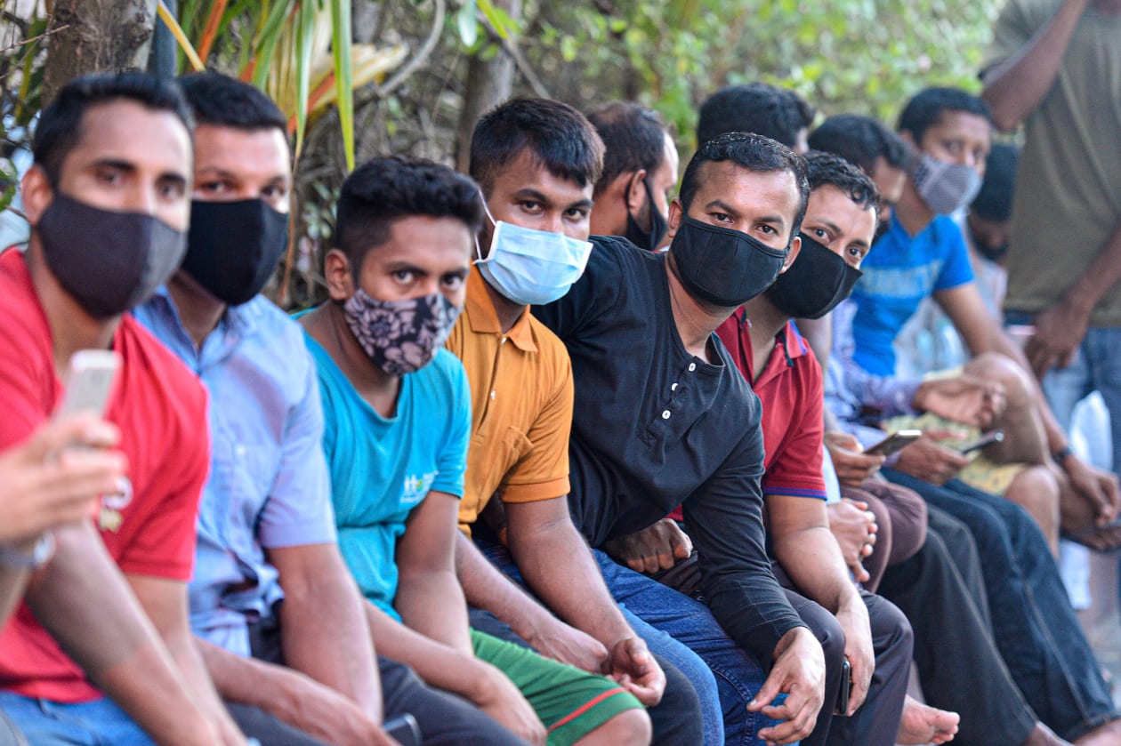 ހަލުވިކަމާއެކު ފެތުރެމުންދާ ކޮވިޑުން ރައްކާތެރިވުމަށްޓަކައި ސޯޝަލް ސެންޓަރުކައިރިއަށް ވެކްސިން ޖަހަން ގޮސްތިބި ބަޔަކު ރޯދަ ވީއްލުމަށް ތައްޔާރުވެގެން .-ފޮޓޯ: ހުސައިން ވަހީދު / އަދަދު