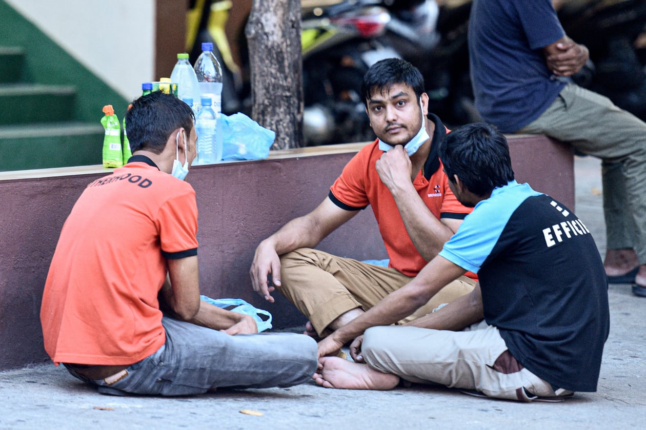 ހަލުވިކަމާއެކު ފެތުރެމުންދާ ކޮވިޑުން ރައްކާތެރިވުމަށްޓަކައި ސޯޝަލް ސެންޓަރުކައިރިއަށް ވެކްސިން ޖަހަން ގޮސްތިބި ބަޔަކު ރޯދަ ވީއްލުމަށް ތައްޔާރުވެގެން .-ފޮޓޯ: ހުސައިން ވަހީދު / އަދަދު