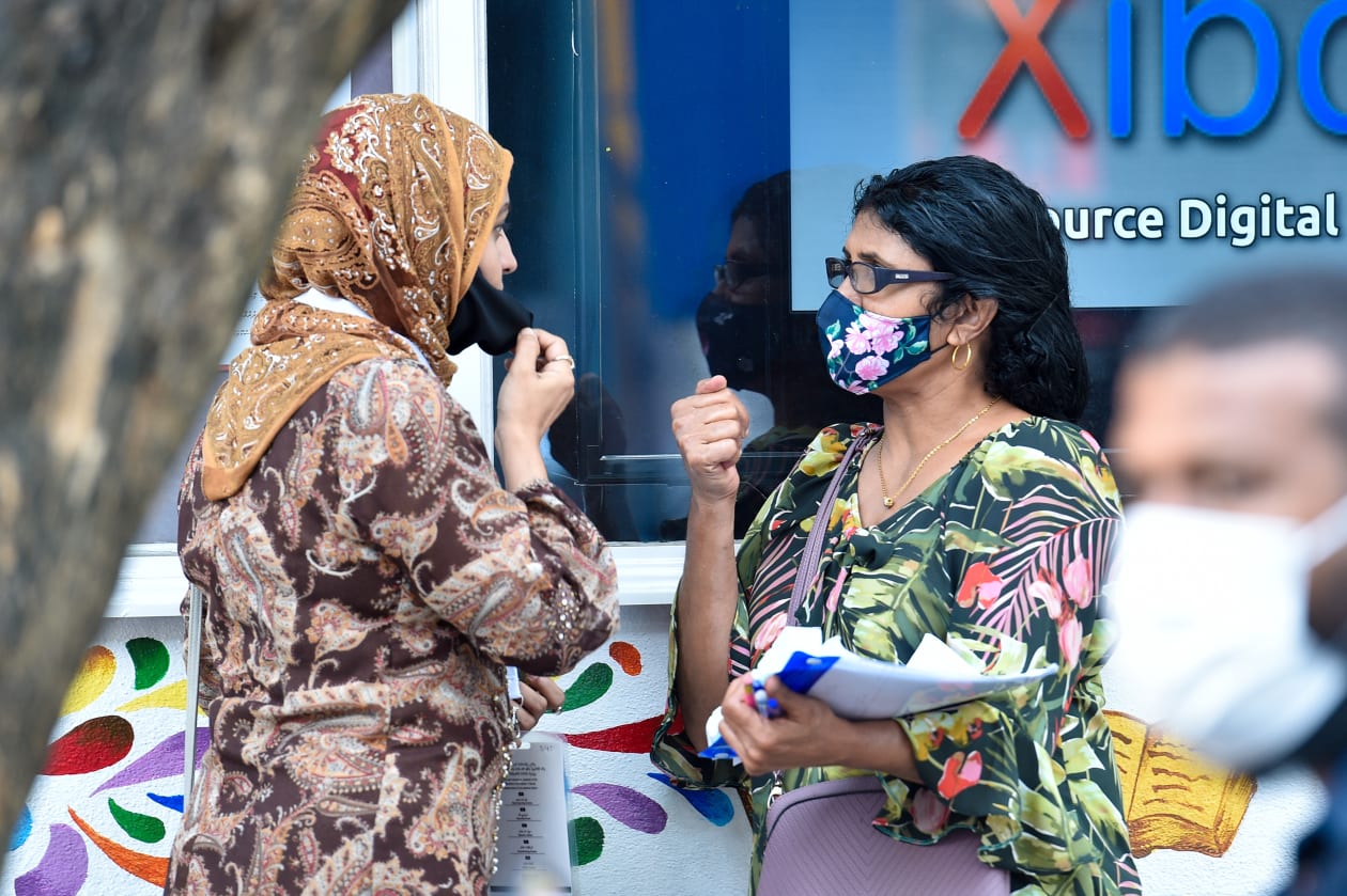 ހިރިޔާ ސުކޫލު: ލޯކަލް ކައުންސިލް އިންތިހާބާއި އަންހެނުންގެ ތަރައްގީއަށް މަސައްކަތްކުރާ ކޮމިޓީގެ އިންތިހާބުގެ ވޯޓުލުން ފެށިގެން ކުރިއަށް ދާއިރު ވޯޓުލާން އަންނަ މިންވަރު ދަށް. ފޮޓޯ: ހުސައިން ވަހީދު/އަދަދު