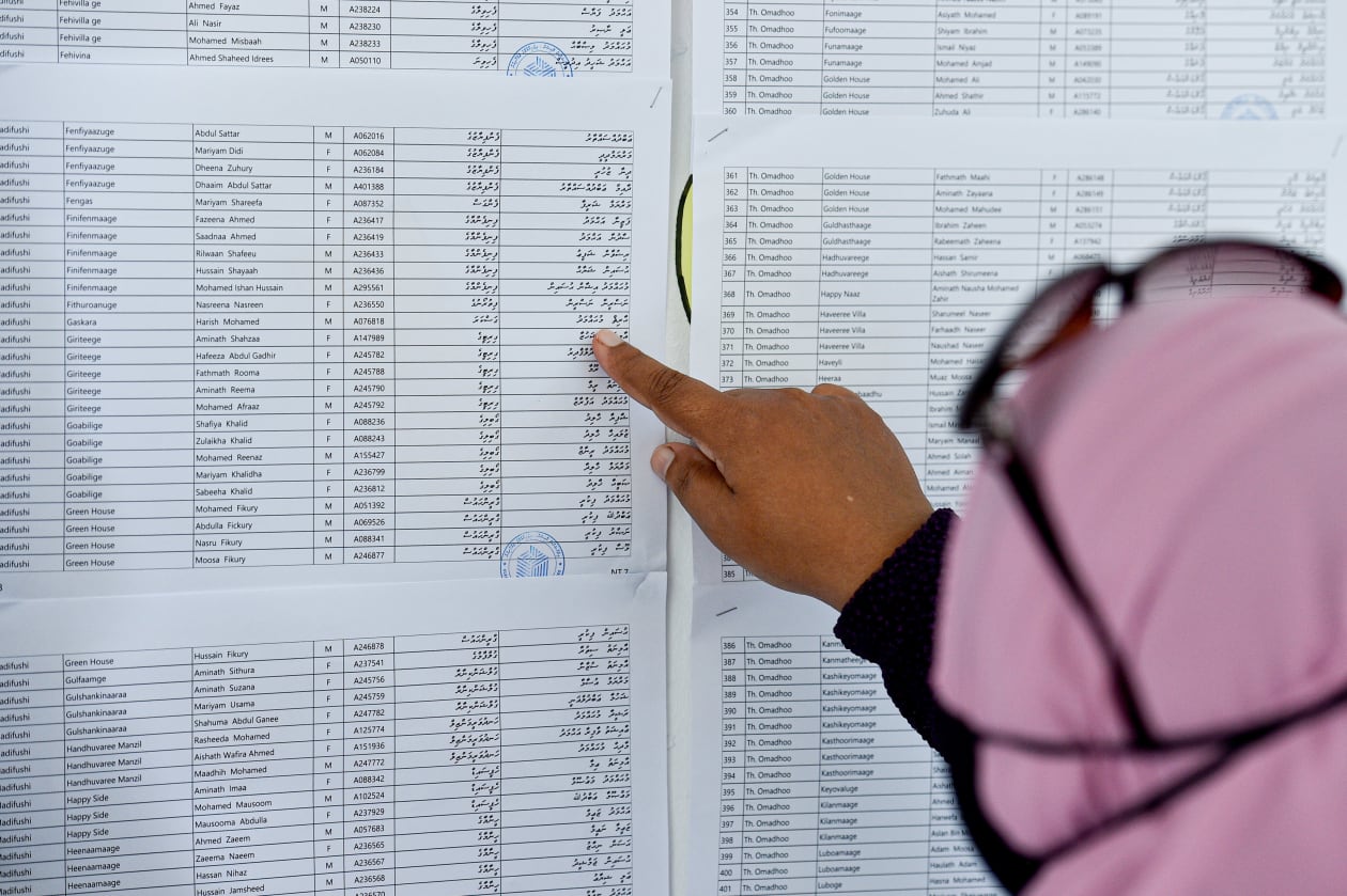 އަމީނިއްޔާ ސުކޫލު: ލޯކަލް ކައުންސިލް އިންތިހާބާއި އަންހެނުންގެ ތަރައްގީއަށް މަސައްކަތްކުރާ ކޮމިޓީގެ އިންތިހާބުގެ ވޯޓުލުން ފެށިގެން ކުރިއަށް ދާއިރު ވޯޓުލާން އަންނަ މިންވަރު ދަށް. ފޮޓޯ: ހުސައިން ވަހީދު/އަދަދު