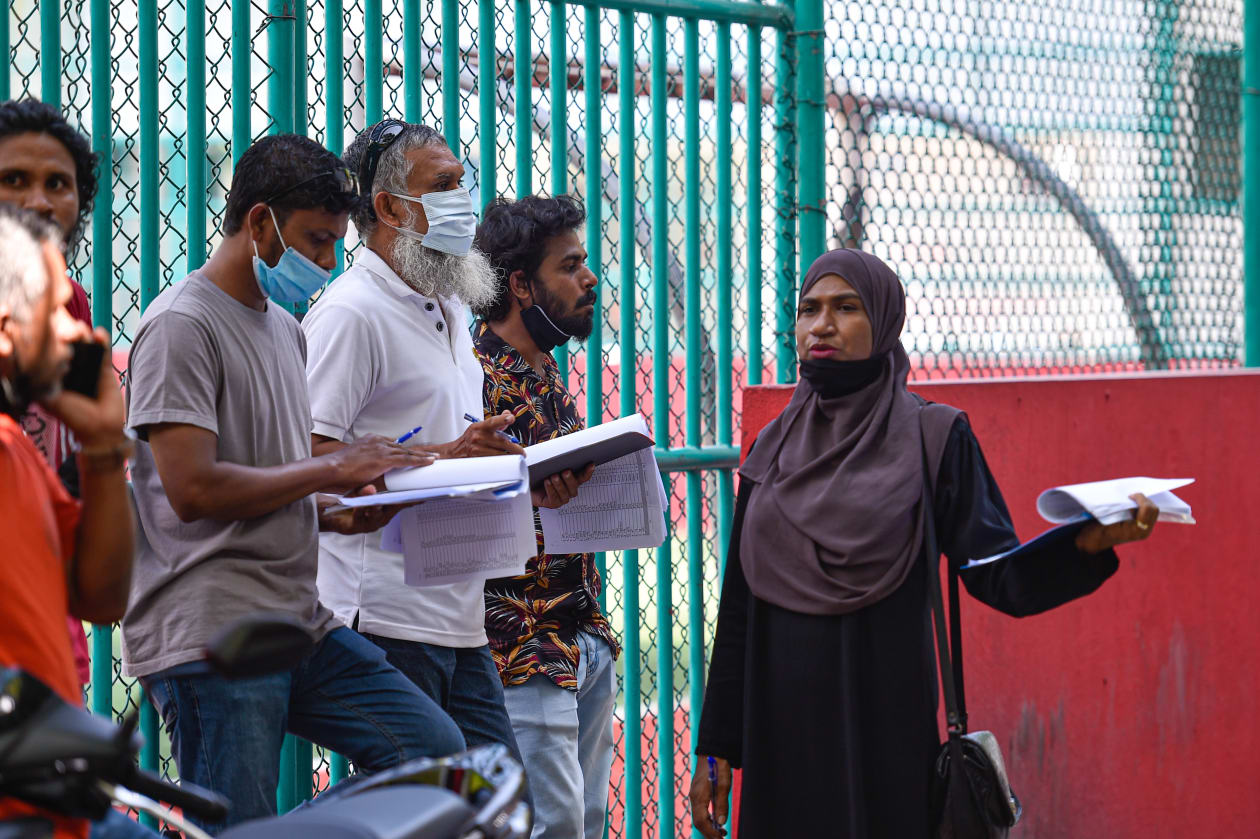 އަހްމަދިއްޔާ ސުކޫލުގެ ބޭރުގައި އޮބްޒާވަރުންތަކެއް މަޑުކޮށްލައިގެން އިންތިހާބުތައް ކާމިޔާބުކަމާއެކު ނިންމާލެވެނީ ގިނަ ފަރާތްތަކެއްގެ ގުޅިލާމެހިފައިވާ މަސައްކަތުން.--ފޮޓޯ: ހުސައިން ވަހީދު / އަދަދު