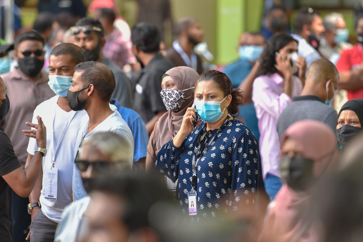 އިލެކްޝަން ކޮމިޝަންގެ މަރުކަޒު ކަމުގައިވާ ބާ ޖަމާލުއްދީން ސްކޫލްގެ ގޯތި ތެރޭގައި އެމްޑީޕީ އަދި އިދިކޮޅު ސަޕޯޓަރުންނާމެދު މައްސަލަ ހޫނުވެ، ހަމަނުޖެހުންތައް ވަނީ ހިނގާފައި - ފޮޓޯ: ހުސެއިން ޝަޔާހު | އަދަދު