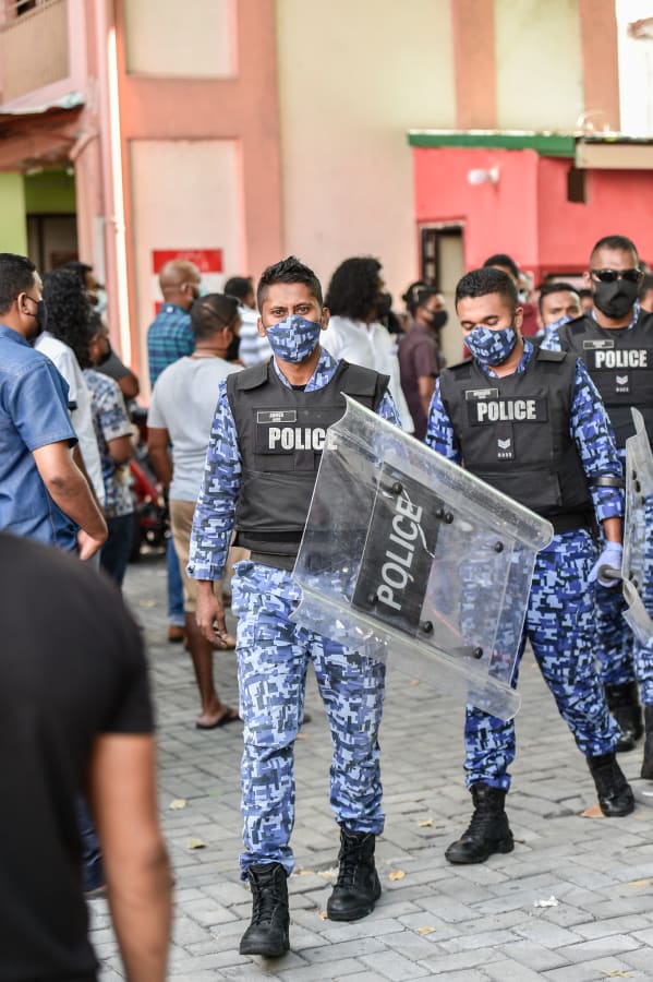 އިލެކްޝަން ކޮމިޝަންގެ މަރުކަޒު ކަމުގައިވާ ބާ ޖަމާލުއްދީން ސްކޫލްގެ ގޯތި ތެރޭގައި އެމްޑީޕީ އަދި އިދިކޮޅު ސަޕޯޓަރުންނާމެދު މައްސަލަ ހޫނުވެ، ހަމަނުޖެހުންތައް ވަނީ ހިނގާފައި - ފޮޓޯ: ހުސެއިން ޝަޔާހު | އަދަދު
