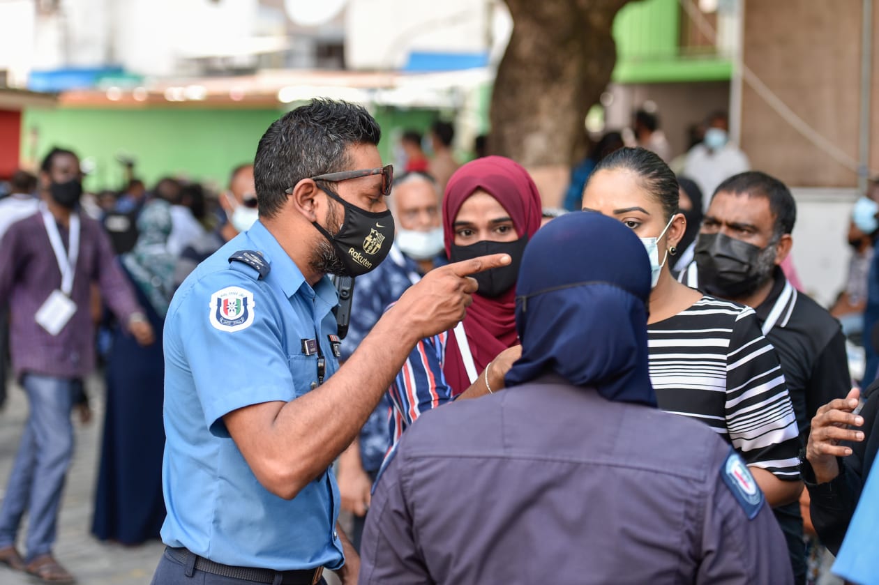 އިލެކްޝަން ކޮމިޝަންގެ މަރުކަޒު ކަމުގައިވާ ބާ ޖަމާލުއްދީން ސްކޫލްގެ ގޯތި ތެރޭގައި އެމްޑީޕީ އަދި އިދިކޮޅު ސަޕޯޓަރުންނާމެދު މައްސަލަ ހޫނުވެ، ހަމަނުޖެހުންތައް ވަނީ ހިނގާފައި - ފޮޓޯ: ހުސެއިން ޝަޔާހު | އަދަދު