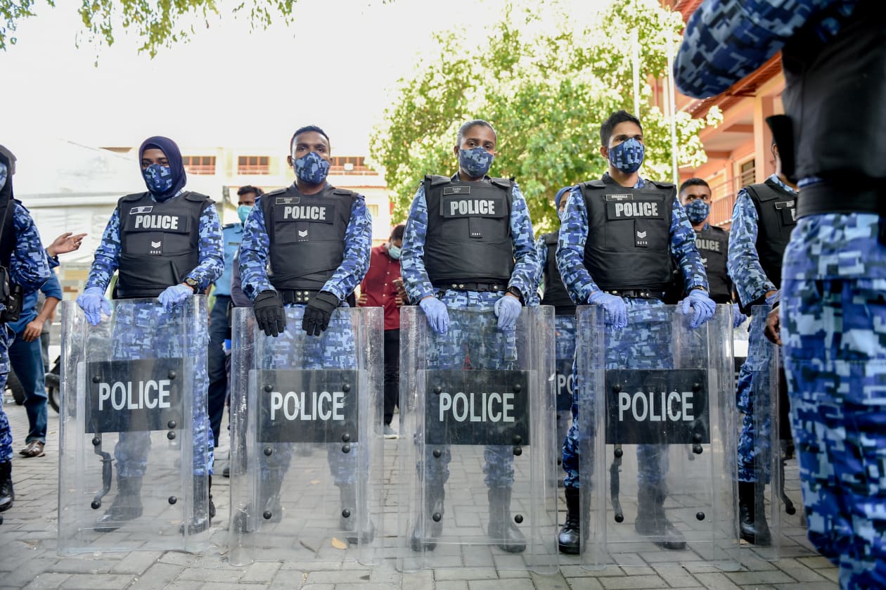 އިލެކްޝަން ކޮމިޝަންގެ މަރުކަޒު ކަމުގައިވާ ބާ ޖަމާލުއްދީން ސްކޫލްގެ ގޯތި ތެރޭގައި އެމްޑީޕީ އަދި އިދިކޮޅު ސަޕޯޓަރުންނާމެދު މައްސަލަ ހޫނުވެ، ހަމަނުޖެހުންތައް ވަނީ ހިނގާފައި - ފޮޓޯ: ހުސެއިން ޝަޔާހު | އަދަދު