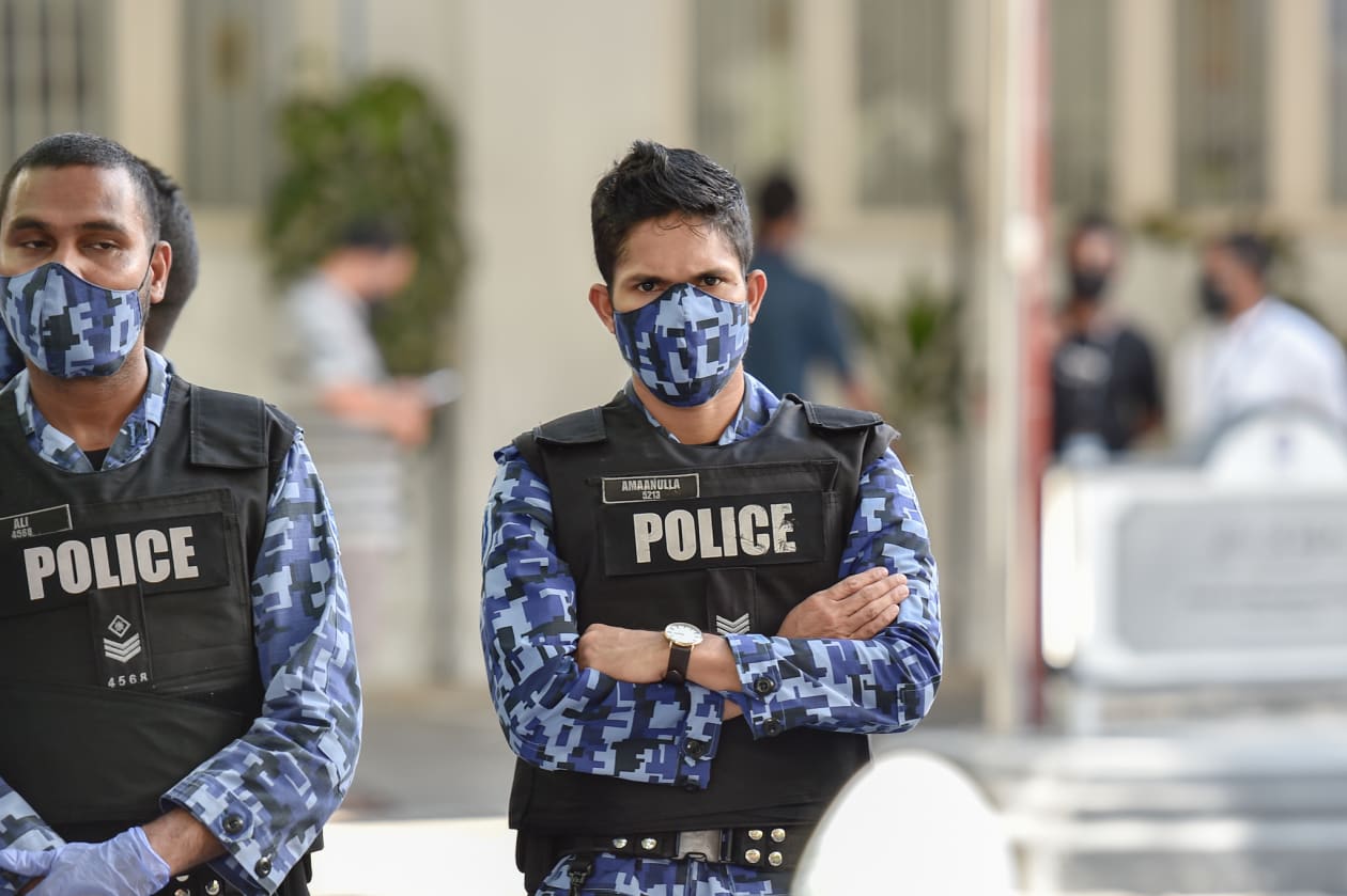 އިލެކްޝަން ކޮމިޝަންގެ މަރުކަޒު ކަމުގައިވާ ބާ ޖަމާލުއްދީން ސްކޫލްގެ ގޯތި ތެރޭގައި އެމްޑީޕީ އަދި އިދިކޮޅު ސަޕޯޓަރުންނާމެދު މައްސަލަ ހޫނުވެ، ހަމަނުޖެހުންތައް ވަނީ ހިނގާފައި - ފޮޓޯ: ހުސެއިން ޝަޔާހު | އަދަދު