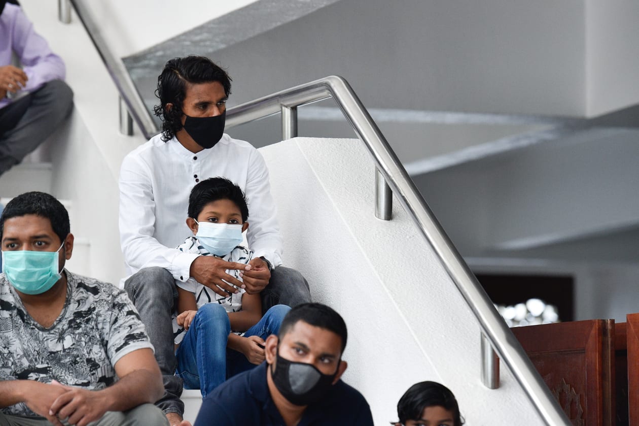 މި ރަމަޟާންމަހުގެ ފުރަތަމަ ހުކުރު ނަމާދުގެ ހުތުބާ ކުރިއަށްދަނީ --ފޮޓޯ: ހުސައިން ވަހީދު / އަދަދު