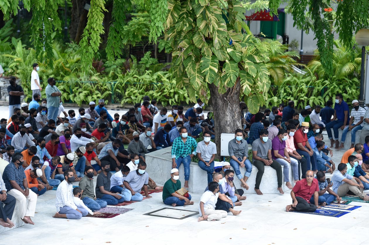 މި ރަމަޟާންމަހުގެ ފުރަތަމަ ހުކުރު ނަމާދަށް އިސްލާމީ މަރުކަޒަށް ގޮސްތިބި ބައެއް މީހުން މިސްކިތުގެ ބޭރު މާބްލް އޭރިޔާގައި ޖަމާއަތްހަދައިގެން--ފޮޓޯ: ހުސައިން ވަހީދު / އަދަދު