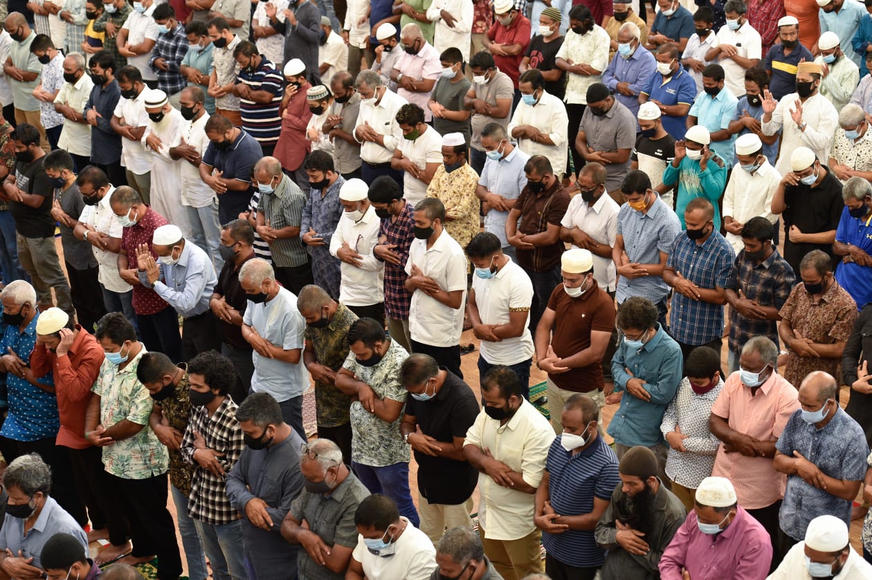 މި ރަމަޟާންމަހުގެ ފުރަތަމަ ހުކުރު ނަމާދު އިސްލާމީ މަރުކަޒުގައި ކުރިއަށްދަނީ --ފޮޓޯ: ހުސައިން ވަހީދު / އަދަދު