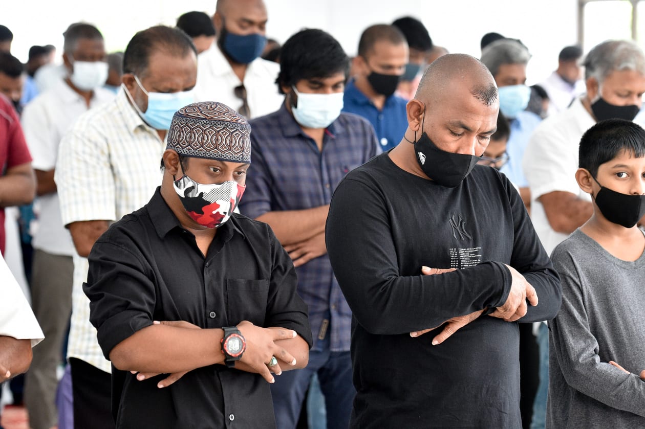މި ރަމަޟާންމަހުގެ ފުރަތަމަ ހުކުރު ނަމާދުގެ ހުތުބާ ކުރިއަށްދަނީ --ފޮޓޯ: ހުސައިން ވަހީދު / އަދަދު