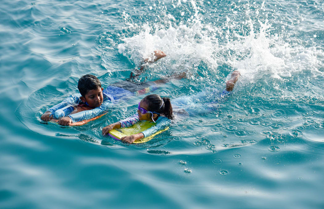 މާލެ: ފަތާ ޓްރެކާއި އިންވެގެން އަލަށް ހުޅުވި ޑައިވިން ޕްލެޓްފޯމާއެކު އެސަރަހައްދަށް ވަނީ އާ ދިރުމެއް އައިސްފައި. ކުދިބޮޑު ގިނައަދަދެއްގެ މީހުން އެސަރަހައްދަށް ގޮސް އާ ޕްލެޓްފޯމުގެ މަގުބޫލުކަން ވަނީ ބޮޑުވެފައި. - ފޮޓޯ: ހުސައިން ވަހީދު/އަދަދު