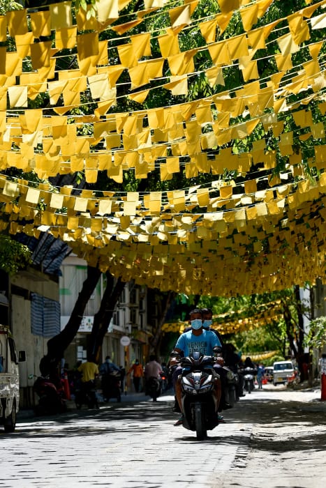 މާލެ: މިމަހުގެ 10 ވަނަ ދުވަހު ބާއްވާ ލޯކަލް ކައުންސިލް އިންތިހާބުގެ ކެމްޕޭނަށް ދިދަފަތި ދަމާފައިވާ މަގެއް- ފޮޓޯ: ހުސައިން ވަހީދު/އަދަދު