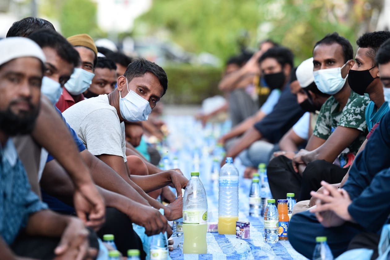 ހުޅުމާލެ މިސްކިތަކުން ރޯދަވީއްލަން ގޮސްތިބި ބިދޭސީންތަކެއް ބަންގި ގޮވަންދެން މަޑުކޮަށްލައިގެން- ފޮޓޯ: ހުސައިން ވަހީދު / އަދަދު