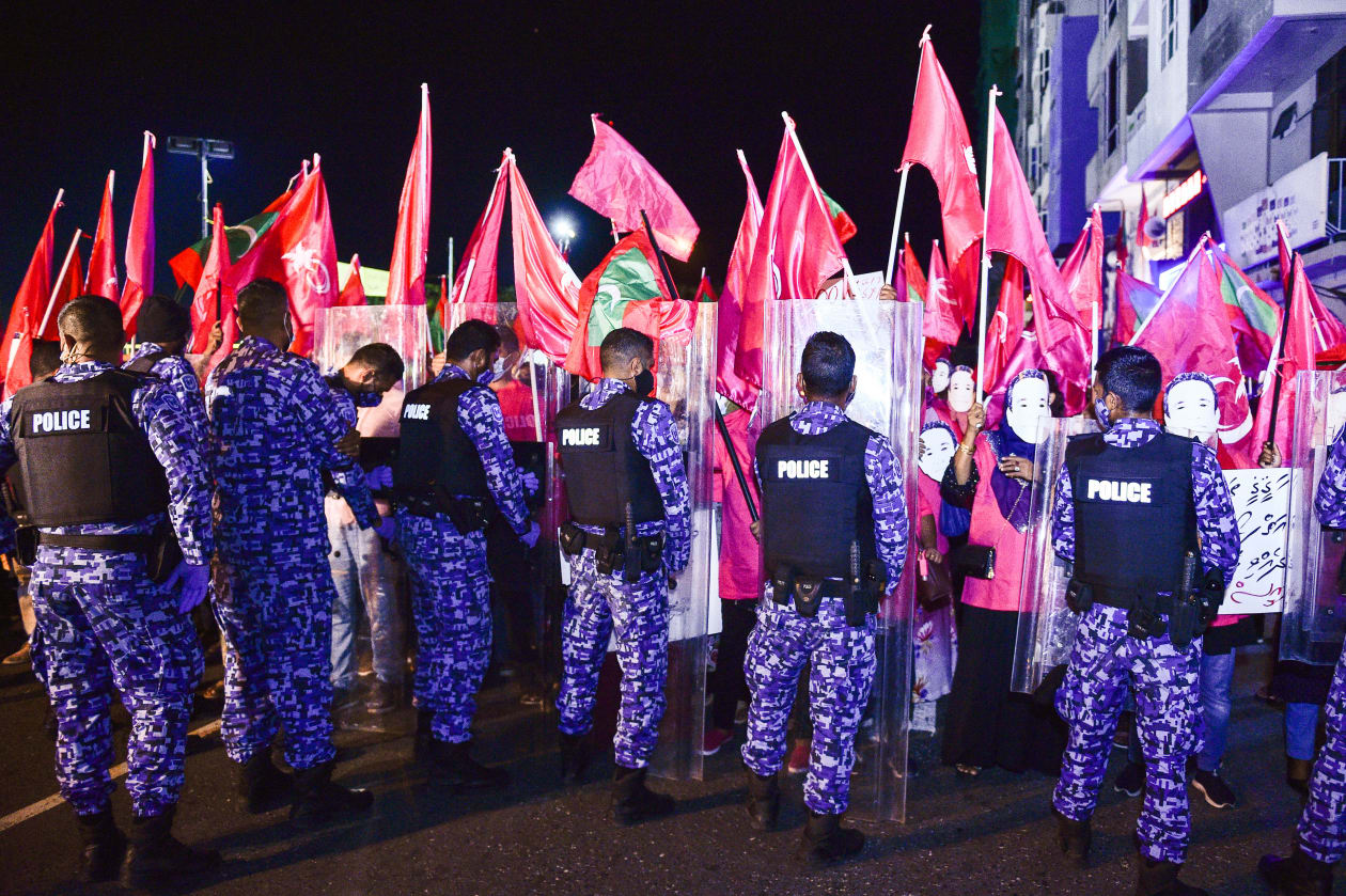 ކުރީގެ ރައީސް އަބްދުالله ޔާމީން ޖަލު ބަންދުގައި ހުންނަވާތާ 500 ދުވަސް ވުމާގުޅިގެން އިދިކޮޅު އިއްތިހާދުން ޕީޕީއެމް އޮފީސް ކުރިމަތީގައި ކުރި މުޒާހަރާގެ ތެރެއިން.--ފޮޓޯ: ހުސައިން ވަހީދު / އަދަދު