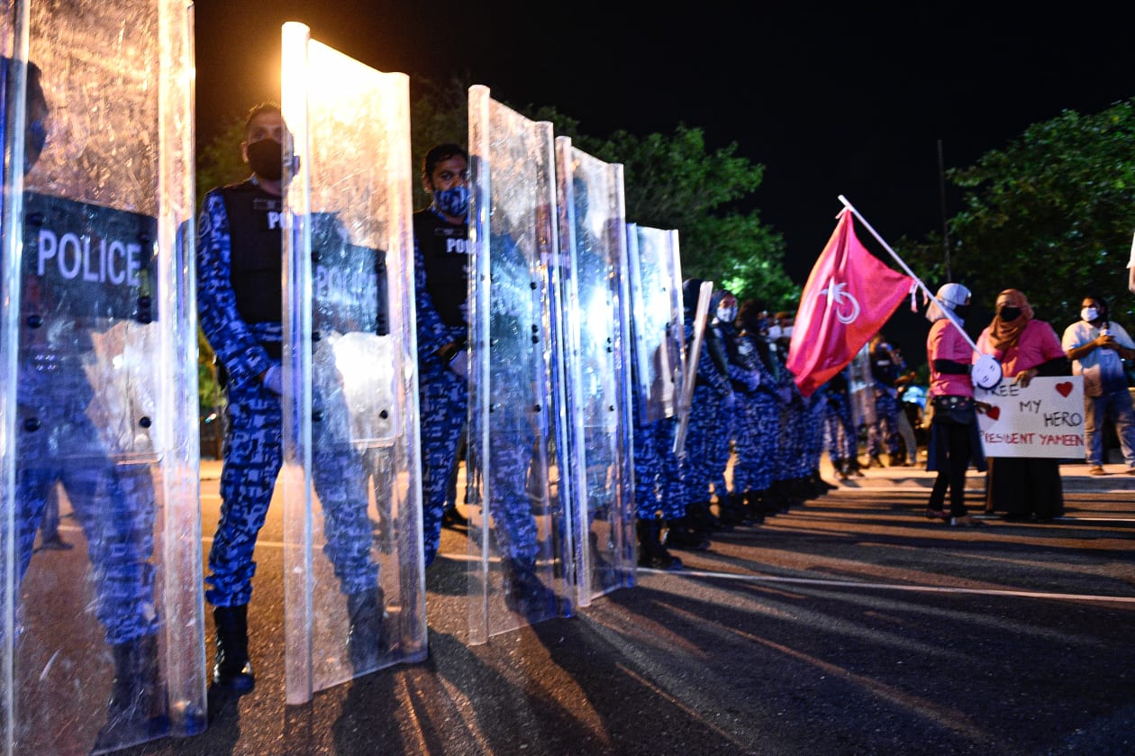 ކުރީގެ ރައީސް އަބްދުالله ޔާމީން ޖަލު ބަންދުގައި ހުންނަވާތާ 500 ދުވަސް ވުމާގުޅިގެން އިދިކޮޅު އިއްތިހާދުން ޕީޕީއެމް އޮފީސް ކުރިމަތީގައި ކުރި މުޒާހަރާގެ ތެރެއިން.--ފޮޓޯ: ހުސައިން ވަހީދު / އަދަދު