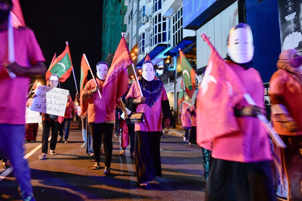 ކުރީގެ ރައީސް އަބްދުالله ޔާމީން ޖަލު ބަންދުގައި ހުންނަވާތާ 500 ދުވަސް ވުމާގުޅިގެން އިދިކޮޅު އިއްތިހާދުން ޕީޕީއެމް އޮފީސް ކުރިމަތީގައި ކުރި މުޒާހަރާގެ ތެރެއިން.--ފޮޓޯ: ހުސައިން ވަހީދު / އަދަދު