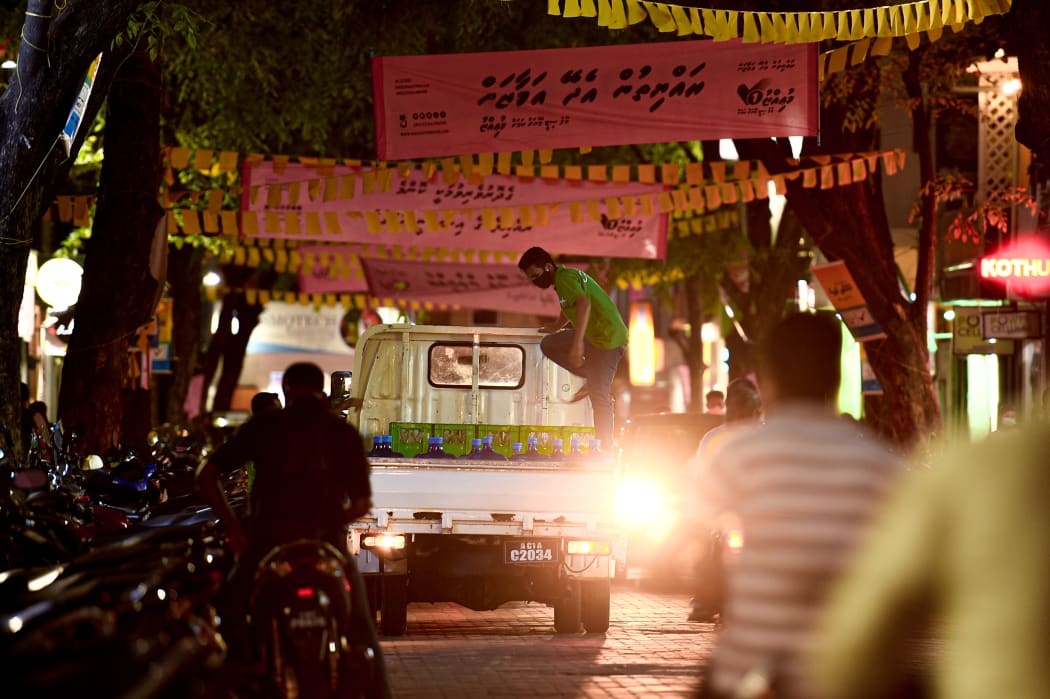 މާލެ: މިމަހުގެ 10 ވަނަ ދުވަހު ބާއްވާ ލޯކަލް ކައުންސިލް އިންތިހާބުގެ ކެމްޕޭނަށް ދިދަފަތި ދަމާފައިވާ މަގެއް- ފޮޓޯ: ހުސައިން ވަހީދު/އަދަދު
