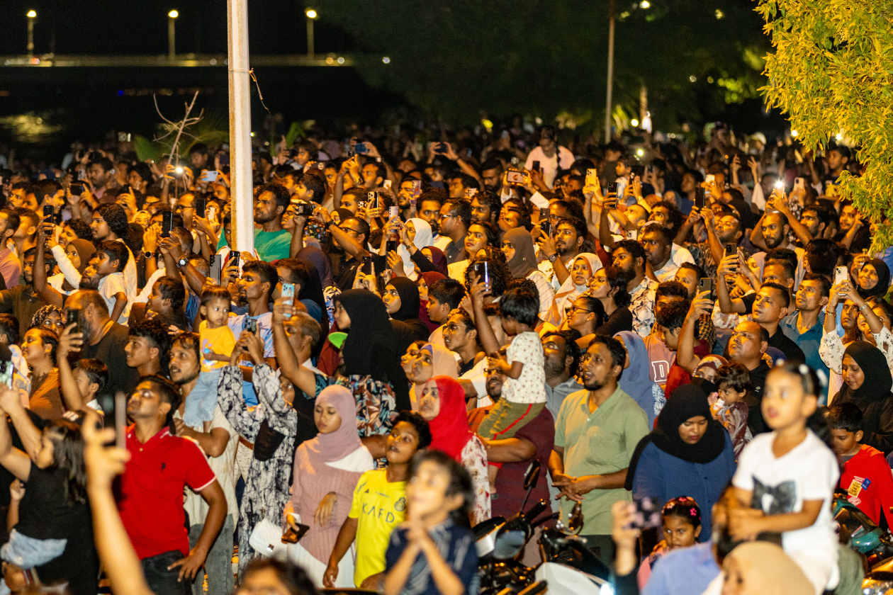ޖުލައި 26، 2025 - ވީއައިއޭގެ އާ ޓާމިނަލް ހުޅުވަން ބޭއްވި ރަސްމިއްޔާތު ބަލަން ޖަމާވި މީހުން. މި ރަސްމިއްޔާތު ބޭއްވުމަށް އެތައް މިލިއަން ރުފިޔާއެއް ހަރަދުކުރިއިރު މާލޭގެ 19 ސަރަހައްދަކުން ހަވާ އަރުވާފައިވޭ. މި ހަވާ ބެލުމަށް އެތައް ބަޔަކު ޖަމާވި --- ފޮޓޯ: އަތޫފް/އަދަދު