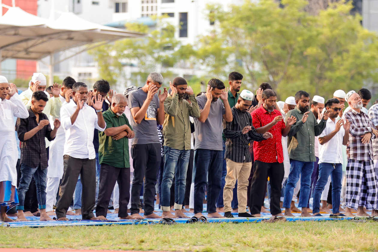 ހުޅުމާލޭގައި މިއަދު ބޮޑު ޖަމާއަތުގައި ކުރި އީދު ނަމާދު. ހުޅުމާލޭގެ ދެ ސަރަހައްދެއްގައި މިއަދު ބޮޑު ޖަމާއަތުގައި އީދު ނަމާދު ކުރި. އޭގެއިތުރުން ބައެއް މިސްކިތްތަކުގައި ވެސް އީދު ނަމާދު ކުރި -- ފޮޓޯ: އަތޫފް އާތިފް / އަދަދު