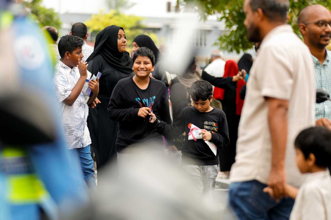 އީދު ނަމާދުގެ ޖަމާއަތް ނިންމައިލުމަށްފަހު ދިޔަ ކުދިވެރިންތަކެއް. އީދު ނަމާދު ނިމުމާއެކު އެ ސަރަހައްދުގައި ހަދިޔާ ބެހުން ކުރިއަށް ދިޔަ. ހަދިޔާ ބެހުމުގައި އުރީދޫ، ދިރާގު ފަދަ ކުންފުނިތަކުގެ އިތުރުން އަމިއްލަ ބައެއް ފަރާތްތައް ވެސް ހަރަކާތްތެރިވި -- ފޮޓޯ: އަތޫފް އާތިފް / އަދަދު