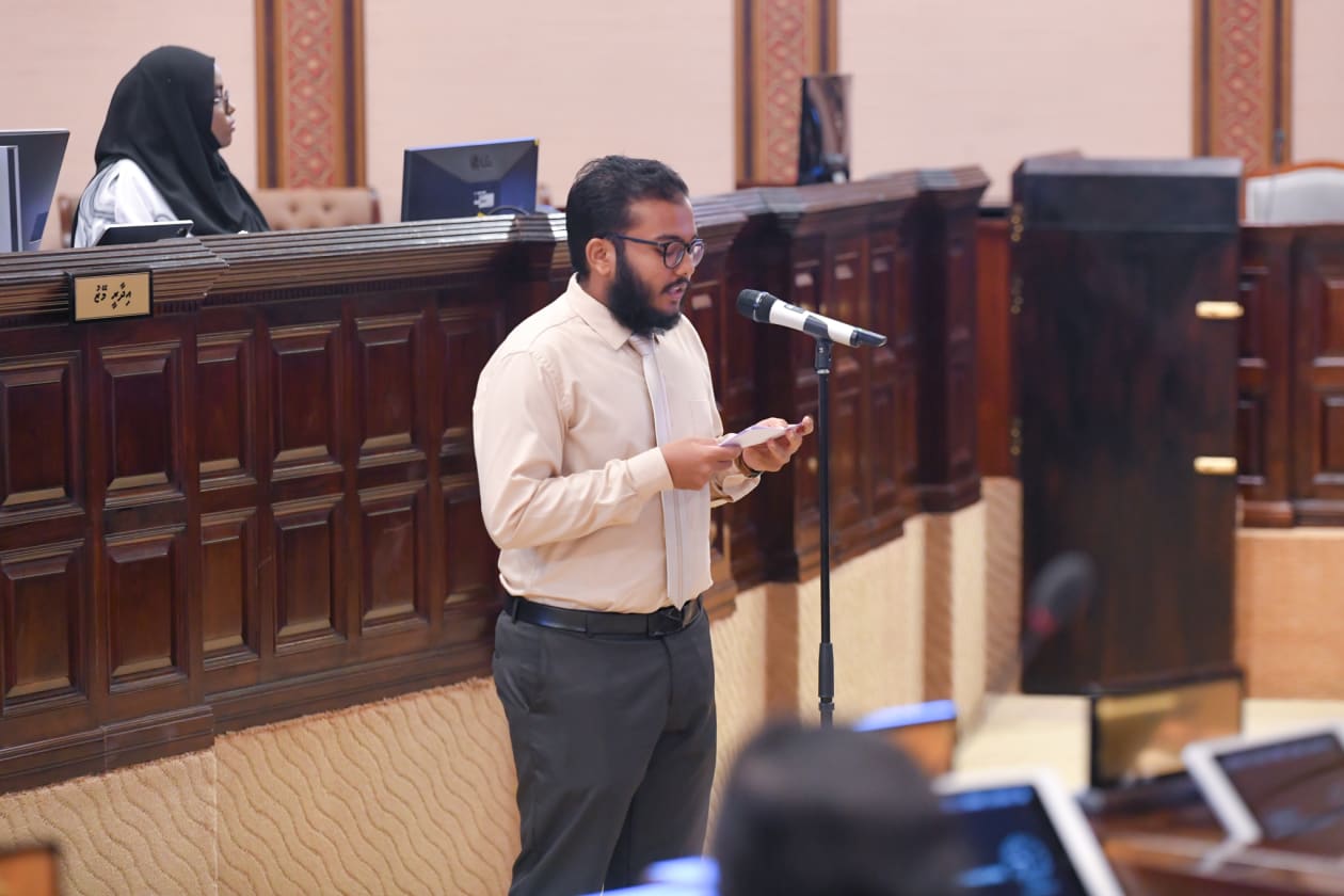މެއި 26، 2024 - މަޖިލީހަށް އަލަށް އިންތިހާބުވި މެންބަރުންނަށް ހާއްސަކޮށްގެން ބޭއްވި އިންޑަކްޝަން ޕްރޮގްރާމްގެ ތެރެއިން: އަންގާރަ ދުވަހު ހުވާކުރާ 20 ވަނަ ރައްޔިތުންގެ މަޖިލީހުގައި އިދިކޮޅު މެންބަރުންގެ ގޮތުގައި ތިއްބަވާނީ ހަމައެކަނި އެމްޑީޕީގެ 12 މެންބަރުން.  -- ފޮޓޯ: ރައްޔިތުންގެ މަޖިލިސް