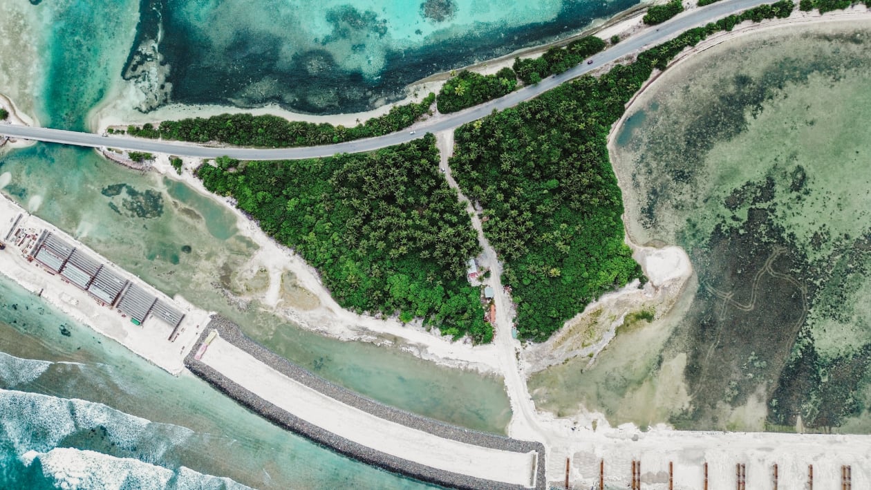 ޖޫން 3, 2023 - ސަރުކާރުން އިއްޔެ ފެށި ބިން ހިއްކުމުގެ މަޝްރޫއުއަކީ އައްޑޫގެ ޗާޓު އަބަދަށް ބަދަލުކޮށްލާނެ މަޝްރޫއެކެވެ. އެ އަތޮޅު ހިއްކަނީ މީގެ ކުރިން ރާއްޖޭގެ އެހެން އަތޮޅެއް ނުދެކޭ ފުޅާމިނެއްގަ އެވެ. އެކަން ނިންމާލާނީ އައްޑޫ ހިތަދުއާއި މަރަދޫފޭދޫގެ އާބާދީއަށް ކުރިއަށް އޮތް 50 އަހަރަށް ބޭނުންވާ ވަރަށް ބިން އިތުރުކުރުމާއެކު ރިސޯޓު ހަދަން މުޅިން އަލަށް ތިން ރަށެއް ފެނުން މައްޗަށް ހިއްލައިފަ އެވެ. އެއީ 1.5 ބިލިއަން ރުފިޔާ ހޭދަކޮށްގެން އައްޑުއަށް އިތުރުކުރާ ޖުމްލަ 194 ހެކްޓަރެވެ--- ފޮޓޯ: އަހުމަދު ރަޝީދު