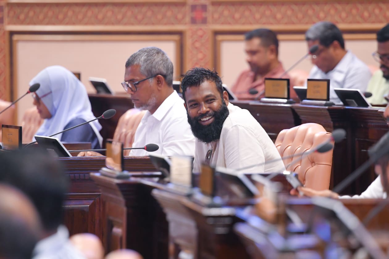 މެއި 26، 2024 - މަޖިލީހަށް އަލަށް އިންތިހާބުވި މެންބަރުންނަށް ހާއްސަކޮށްގެން ބޭއްވި އިންޑަކްޝަން ޕްރޮގްރާމްގެ ތެރެއިން: އަންގާރަ ދުވަހު ހުވާކުރާ 20 ވަނަ ރައްޔިތުންގެ މަޖިލީހުގައި ކުރިން އެ މަޖިލީހުގެ ގޮނޑިތައް ފުރުއްވާފައިވާ މެންބަރުންގެ އިތުރުން މުޅީން އަލަށް މަޖިލީހަށް އިންތިހާބުވި މެންބަރުން ވެސް ހިމެނިވަޑައިގަންނަވާ  -- ފޮޓޯ: ރައްޔިތުންގެ މަޖިލިސް