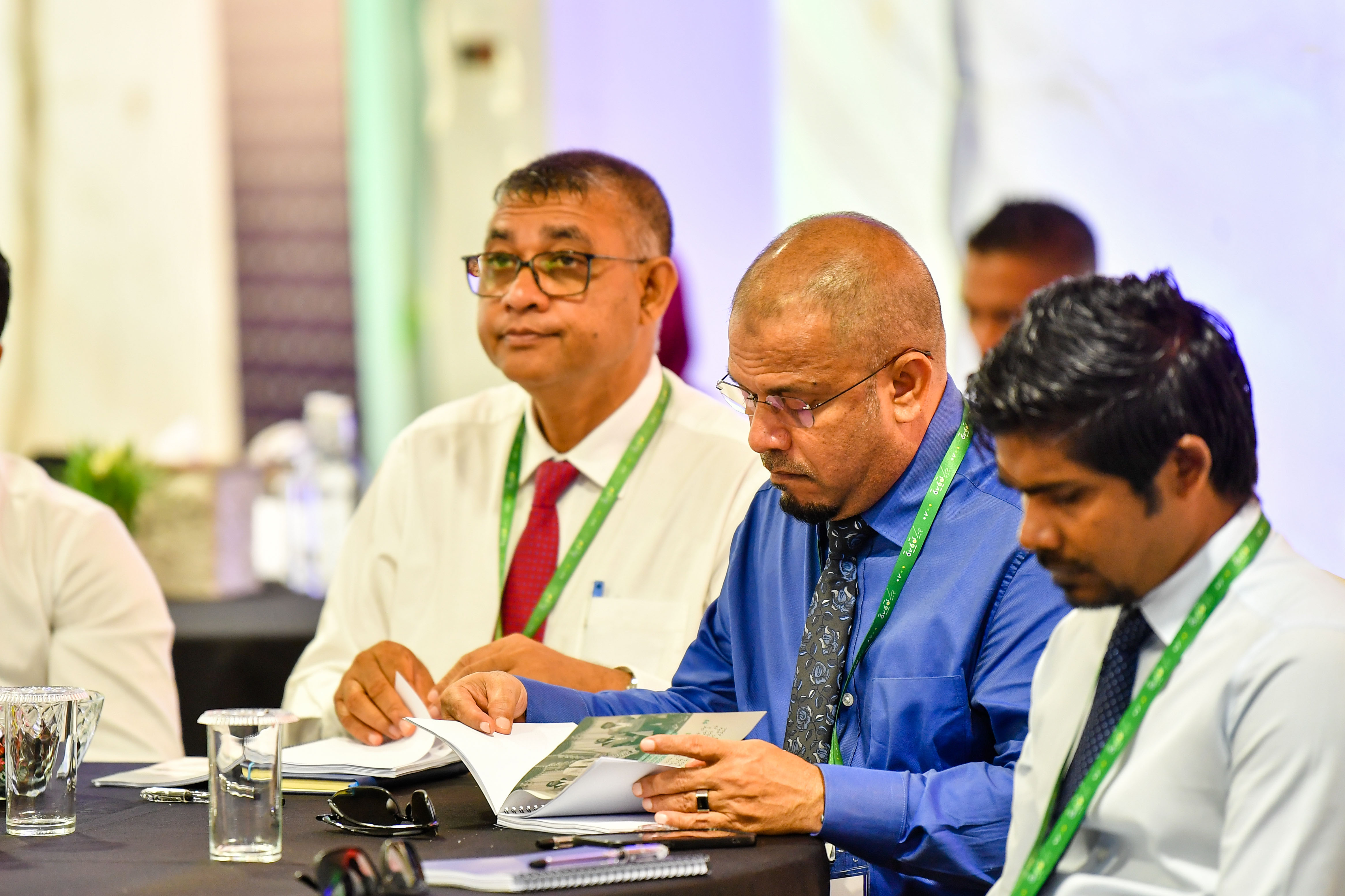 ފޮޓޯ; ލާމަރުކަޒީ ނިޒާމާއި އޭގެ ހައްލުތަކާއި އަމާޒުތަކާމެދު ފުޅާ ގޮތެއްގައި މަޝްވަރާކުރަން މެދުރާއްޖެ ތެރޭގެ ރަށްރަށުގެ ކައުންސިލްތަކުގެ ރައީސުންނާއި އަންހެނުން ކޮމިޓީތަކުގެ ރައީސުން ހިނެމޭ ގޮތަށް އުކުޅަހުގައި މިއަދު "ވިއަވަތި ރާއްޖެ" ކޮންފަރެންސް ވަނީ ފަށާފައި. --ފޮޓޯ: ރައީސް އޮފީސް
