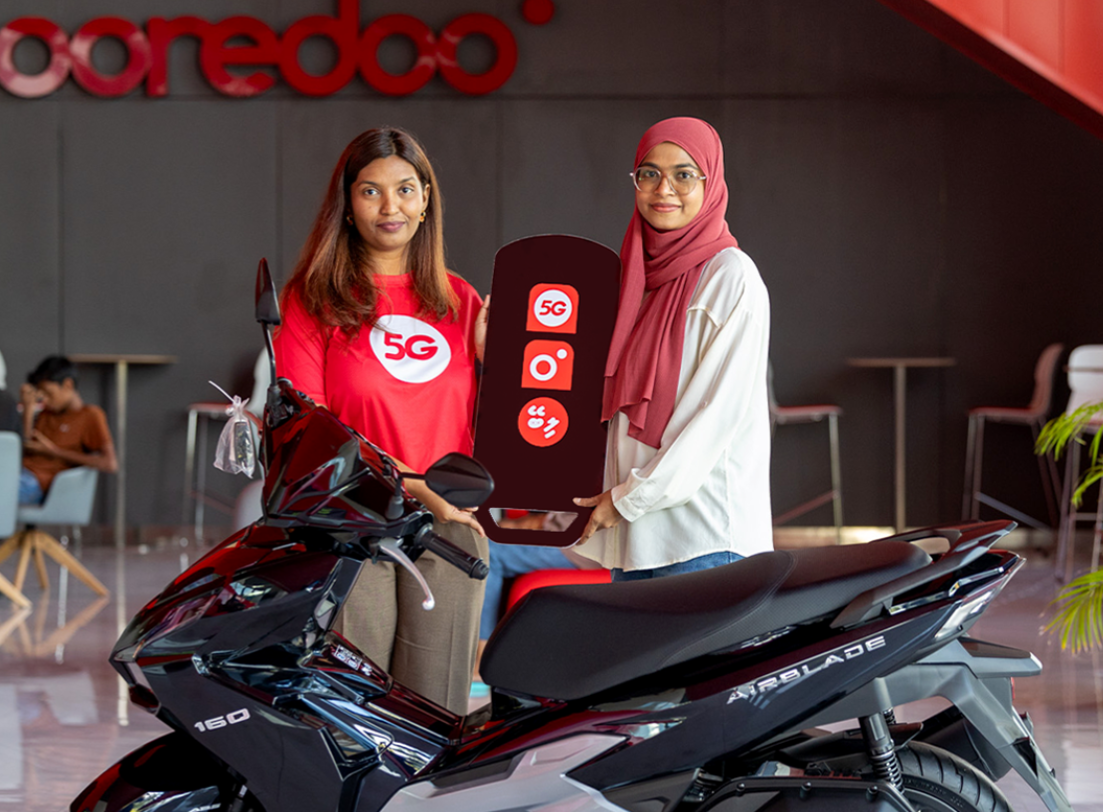 5ޖީ ލިބޭ ކެމްޕެއިންގެ ދަށުން ކޮންމެ ތިން ދުވަހަކުން އަގުހުރި ސައިކަލު ލިބޭ ޕްރޮމޯޝަންގެ 17 ވަނަ ނަސީބުވެރިޔާ، ރިއުމާން މުހައްމަދުގެ ސައިކަލު ހަވާލު ކުރުން -- ފޮޓޯ: އުރީދޫ