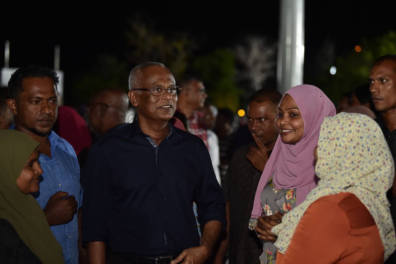 އައްޑޫ ސިޓީ އަދި ފުވައްމުލައް ސިޓީއަށް ރައީސް އިބްރާހިމް މުހައްމަދު ސޯލިހު ނިމިދިޔަ ހަފުތާގެ ބަންދުގައި ވަނީ ރަސްމީ ދަތުރުފުޅެއް ކުރައްވާފަ އެވެ. މި ދަތުރުފުޅުގައި އެންމެ ފާހަގަކޮށްލެވޭ ހަރަކާތަކަށް އޮތީ, ދެ ސިޓީގެ ރައްޔިތުންނަށް ރައީސް ދެއްވި މާހެފުމެވެ. އެ މާހެފުމުގައި ގިނަ ރައްޔިތުންތަކެއް ބައިވެރިވިއިރު ރައީސް ވަނީ ދެ ސިޓީގެ ތަރައްގީއަށް ކުރައްވާނެ ގިނަ މަޝްރޫއުތަކެއް އިއުލާން ކުރައްވާފަ އެވެ. އަދި އޭގެ ފަހުން ވަކިވަކިން ކޮންމެ މޭޒެއް ކައިރިއަށް ވަޑައިގެން އެތަނަށް ދިޔަ ރައްޔިތުންނާ ގާތުން ބައްދަލުކުރައްވާފަ އެވެ. ރައްޔިތުންނާއެކު ގިނަ ވަގުތުތަކެއް ރައީސް ހޭދަކުރެއްވިއިރު, އެމީހުންގެ ޝަކުވާ އާއި ކަންބޮޑުވުންތައް އަަދި ހިޔާލުތައް ހޯއްދެވި އެވެ. ރައީސްއާއެކު ކުރެވުނު އެ ބައްދަލުވުންވީ އެތަނަށް ދިޔަ ކޮންމެ ރައްޔިތަކަށް ވެސް ހާއްސަވި ބައްދަލުވުމަކަށެވެ. - ފޮޓޯ: މުންޝިދު / ރައީސް އޮފީސް 